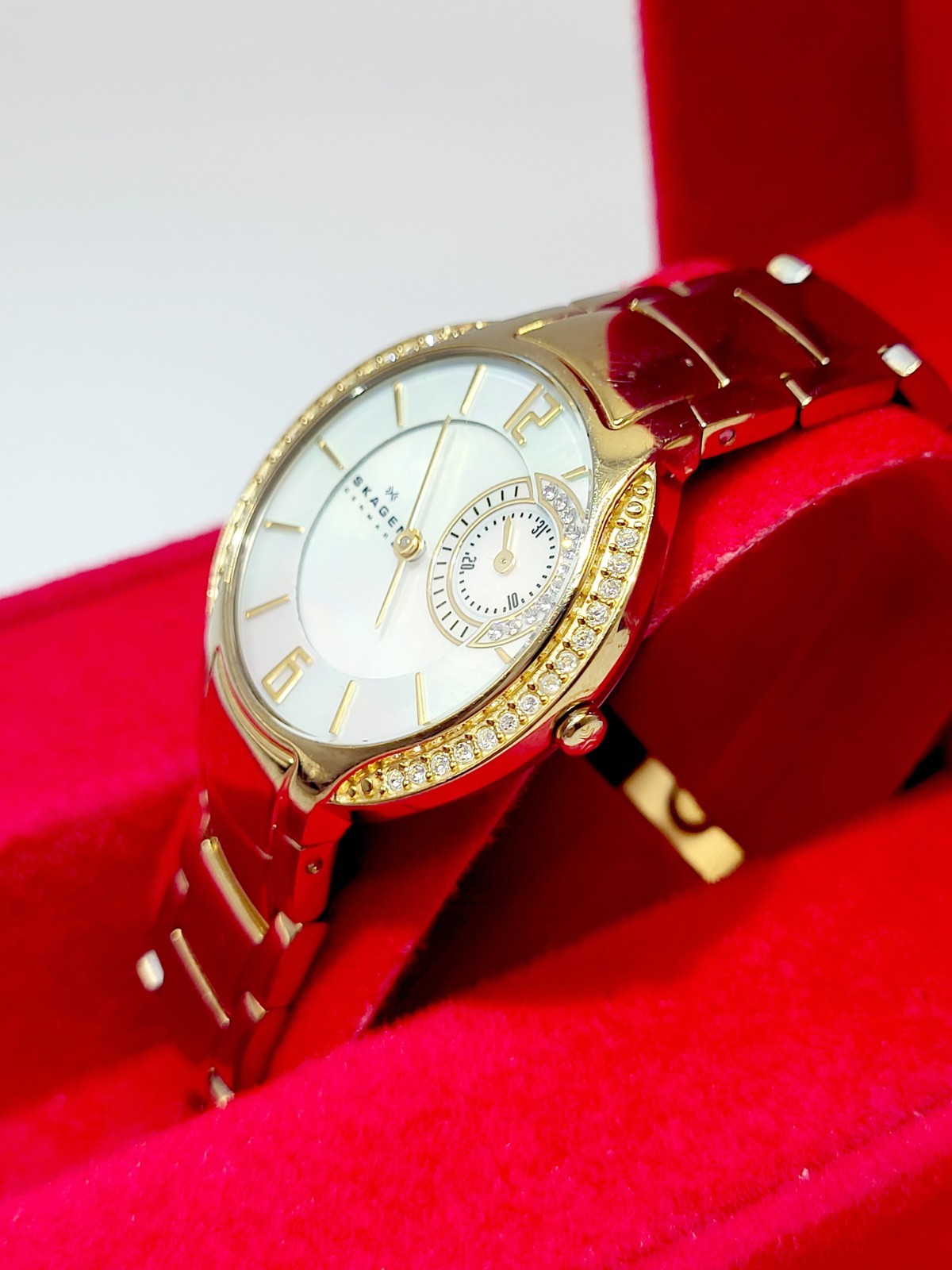 [Works] Skagen Denmark Mineral Crystal Quartz Analog Ladies Watch MOP Dial