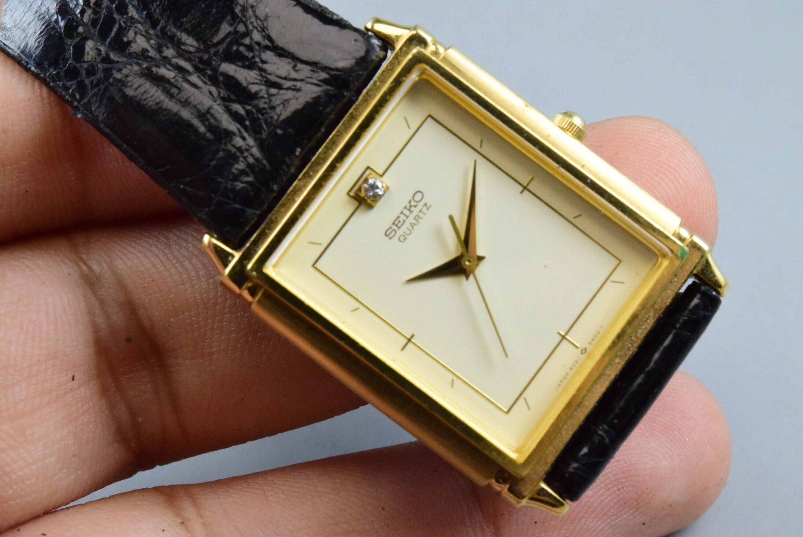 Vintage watch Seiko 9021-5300 Yellow Men Quartz Tank 28mm