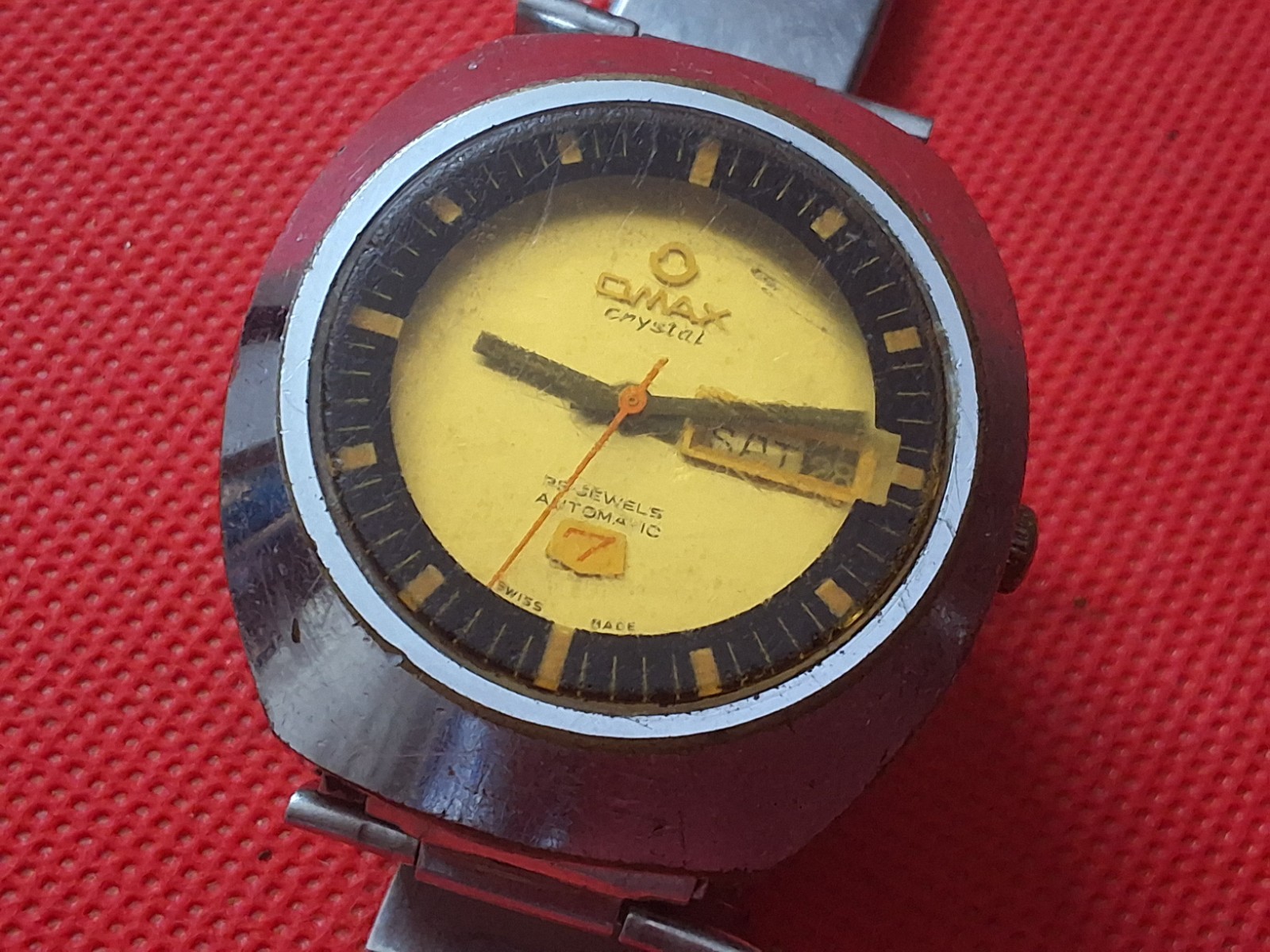 Vintage Omax Crystal 7 Automatic 25 Jewels Day/Date Wrist Watch Swiss made.