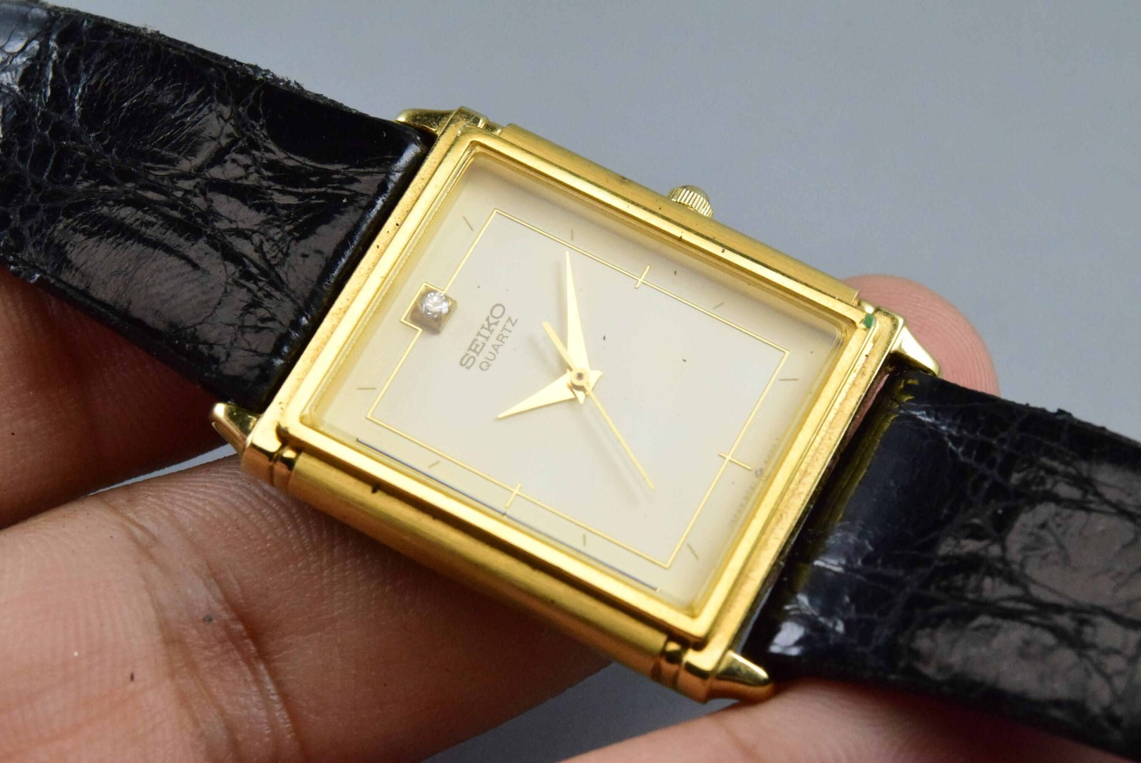 Vintage watch Seiko 9021-5300 Yellow Men Quartz Tank 28mm