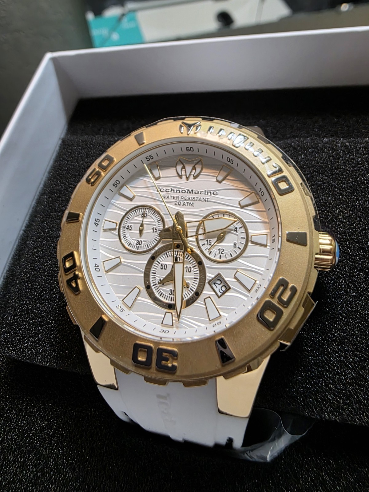 TECHNOMARINE QUARTZ CHRONOGRAPH 200M WHITE WAVE DIAL GOLD CASE WHITE SILICONE