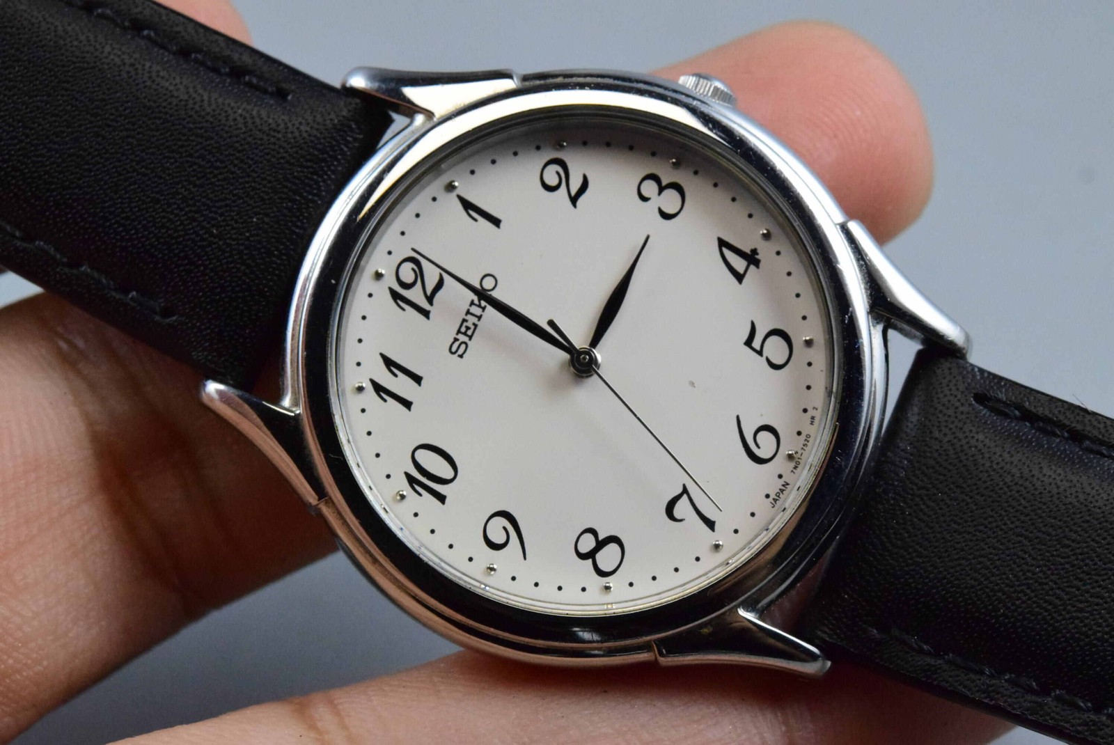 Vintage watch Seiko 7N01-7141 White Men Quartz Round 35mm