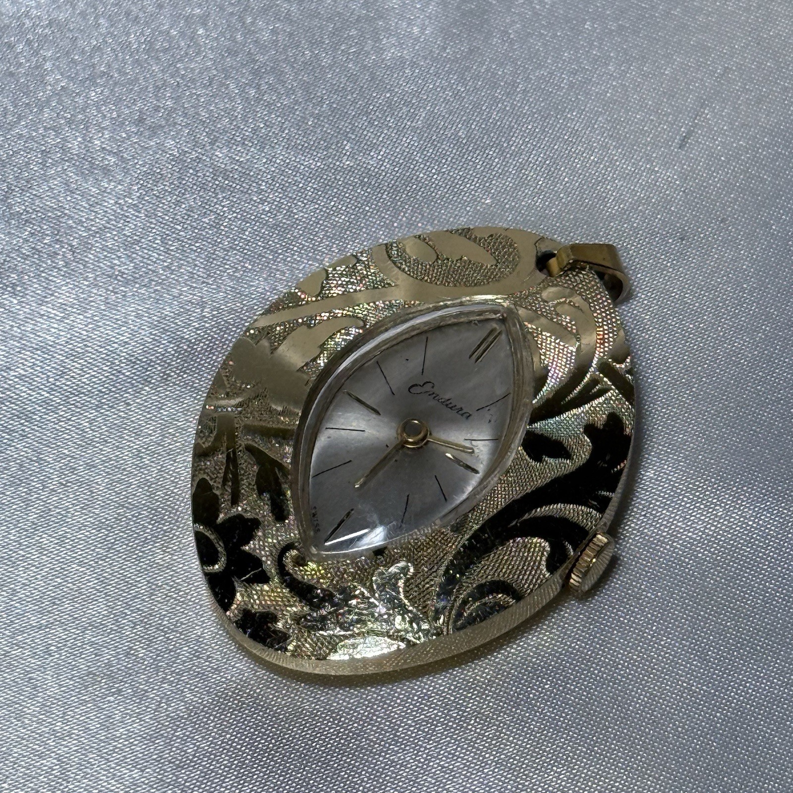 vintage Endura winding pendant watch