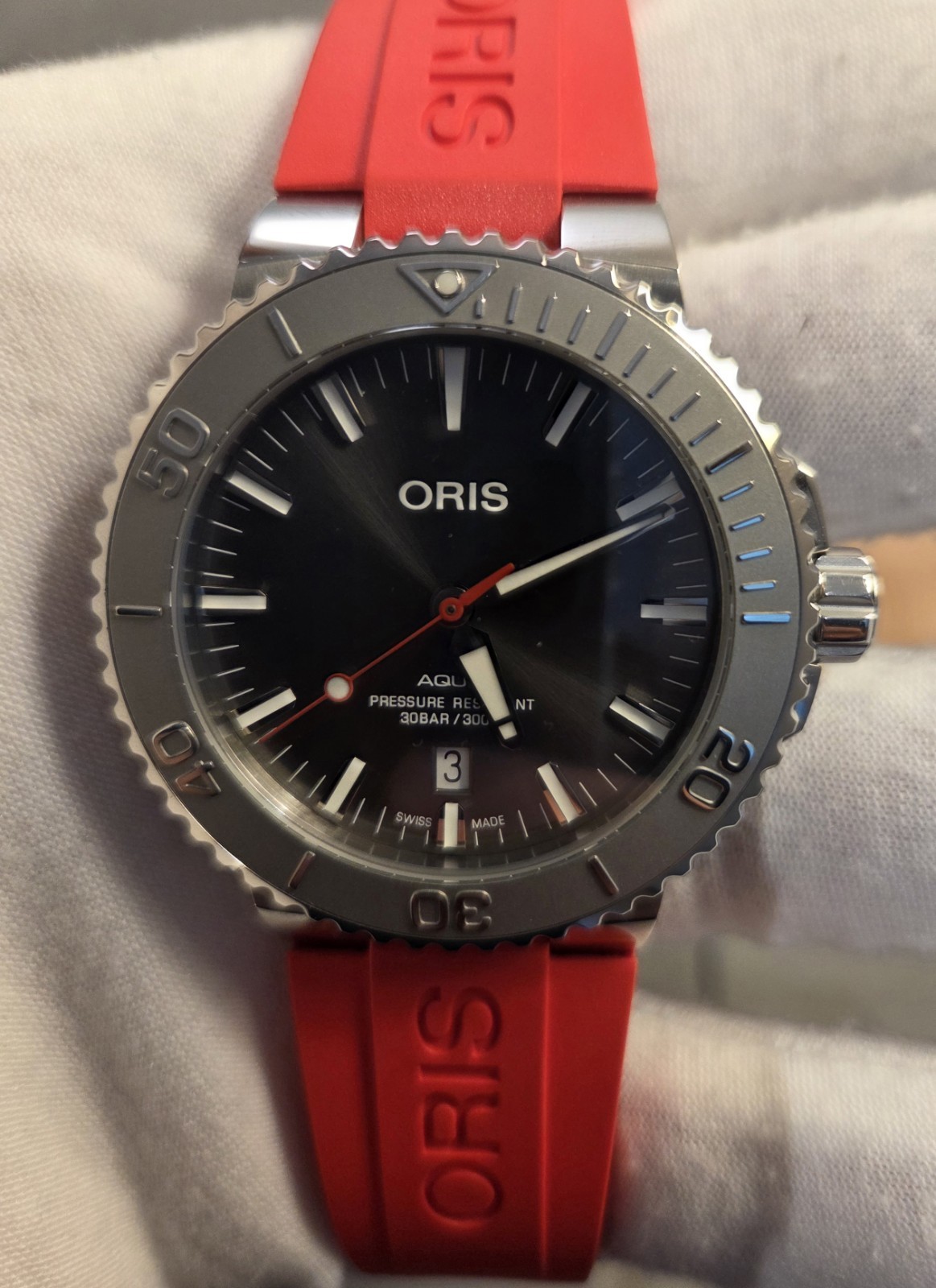 Oris Aquis Diver Automatic 43mm 300m Black Dial Red Rubber Strap Watch