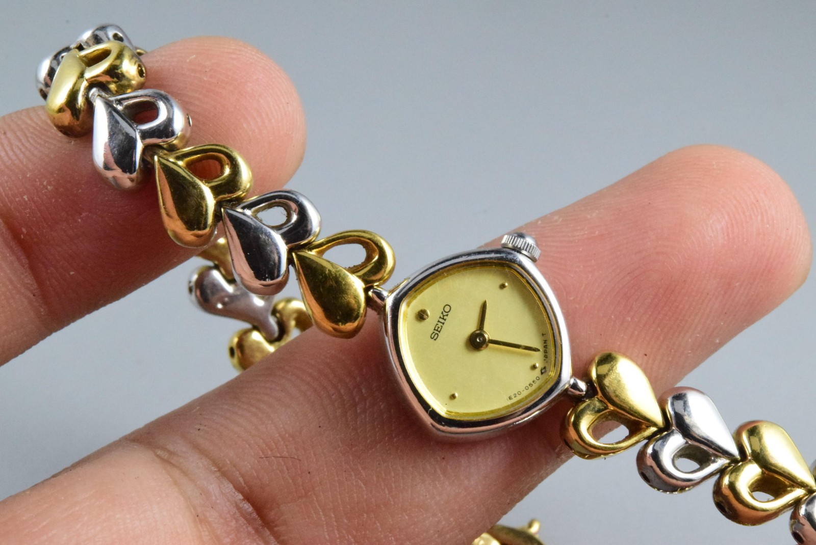 Vintage watch Seiko Tiny 1E20-5280 Yellow Lady Quartz Round 16mm