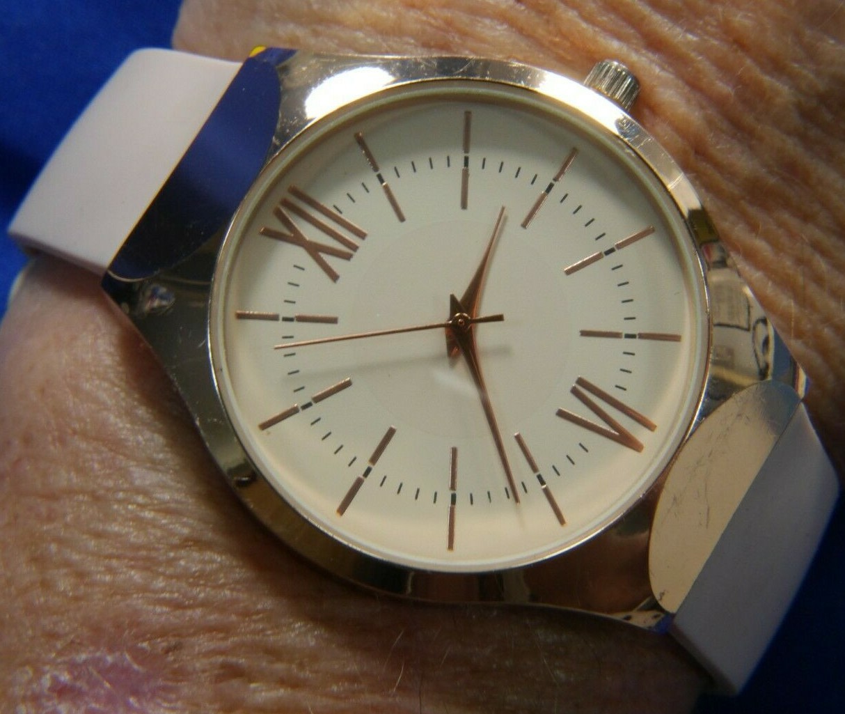 ROSE-GOLD TONE 2 PIECE LIGHT PINK RUBBER/SILICONE band WATCH FRESH BATTERY A10