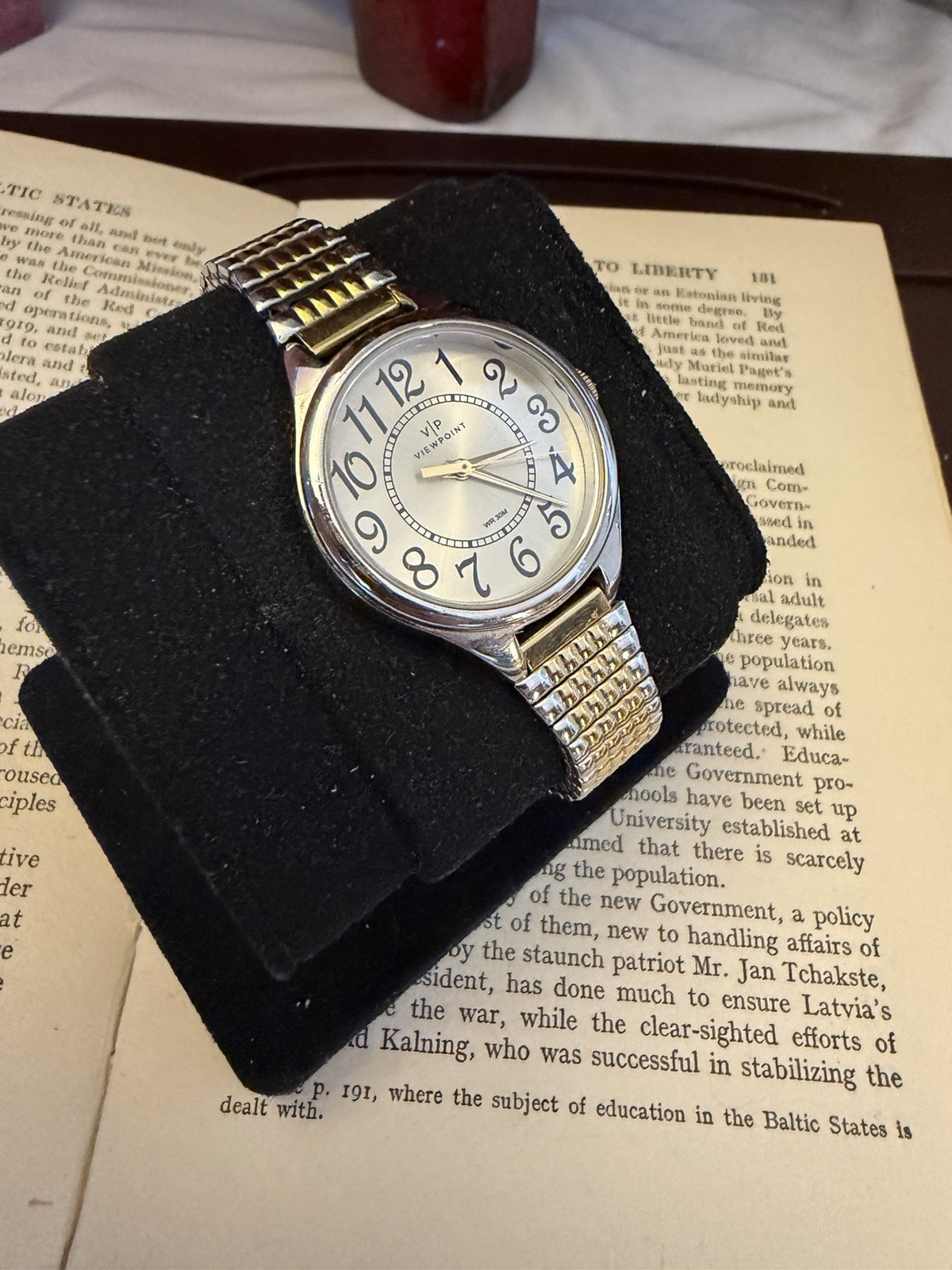 Viewpoint Women Two-Tone Quartz Analog Wristwatch White Dial Expansion WR 30M