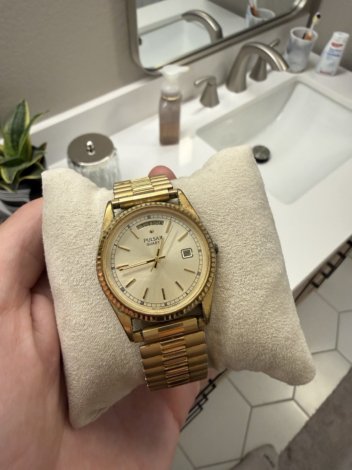 Vintage Pulsar Presidential Mens Watch 35mm Day Date Gold Tone V744-X004 Bezel