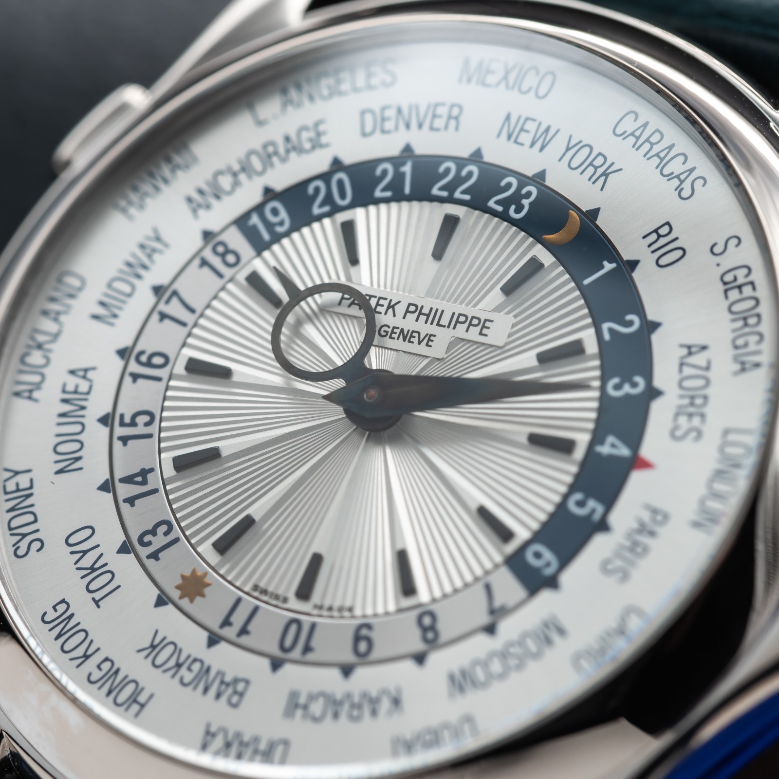 PATEK PHILIPPE World Time Automatic 18k White Gold 39.5mm 5130G