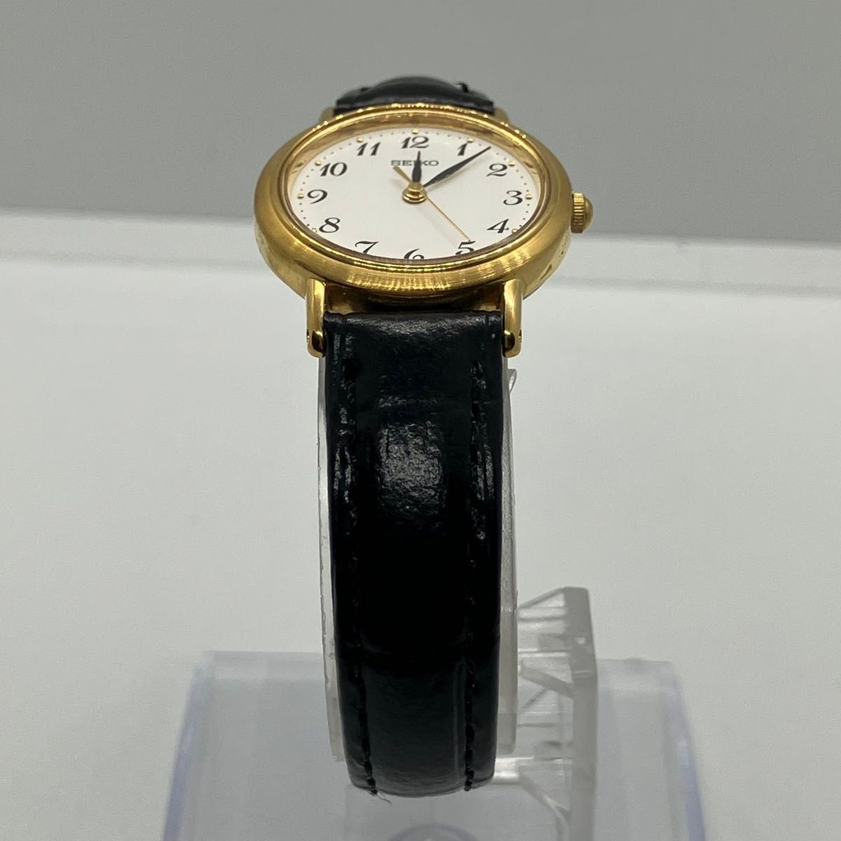 Working Model SEIKO Wristwatch Gold Case White Dial Arabic Numbers Quartz
