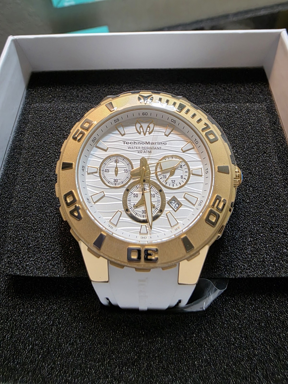 TECHNOMARINE QUARTZ CHRONOGRAPH 200M WHITE WAVE DIAL GOLD CASE WHITE SILICONE