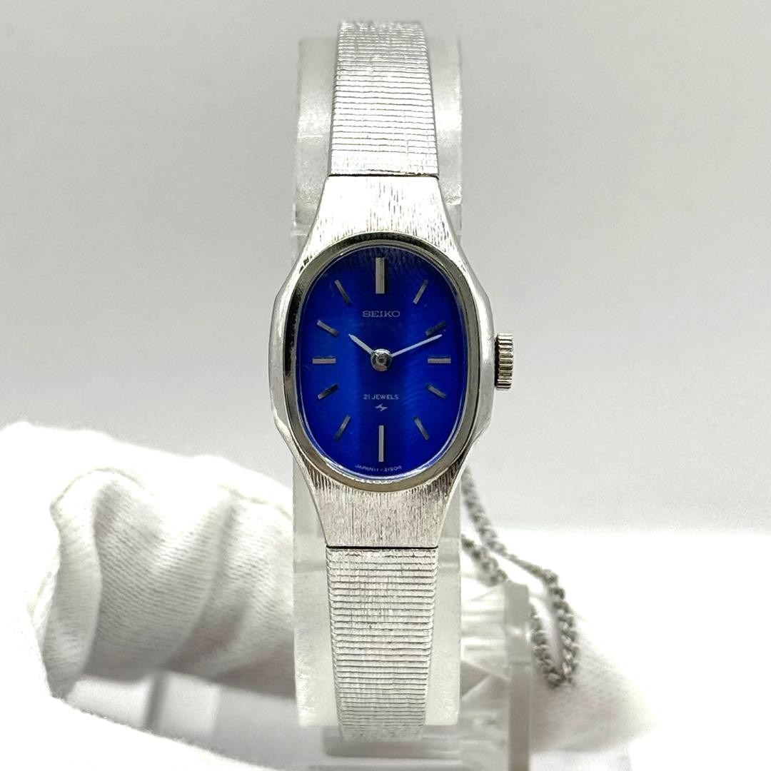 Excellent condition, fully functional, Seiko hand-wound watch with bracelet, blu