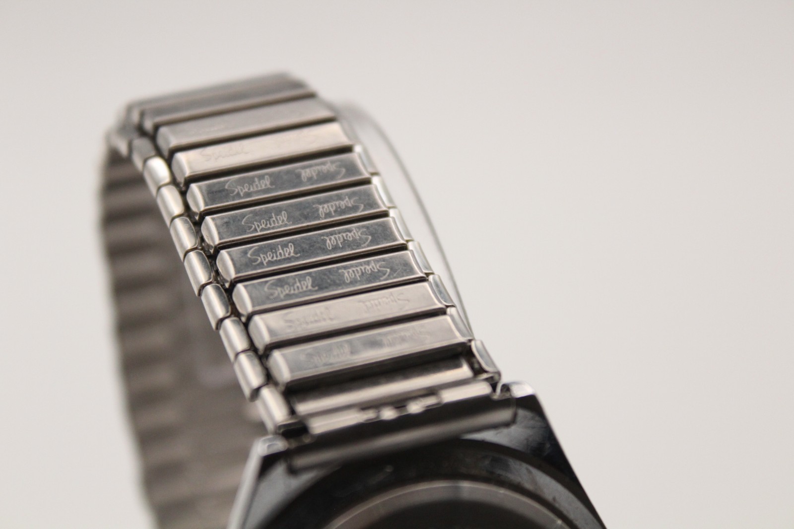 Vintage Pulsar Quartz Day-Date | Silver Sunburst Dial | V533-8480 | Runs Great |