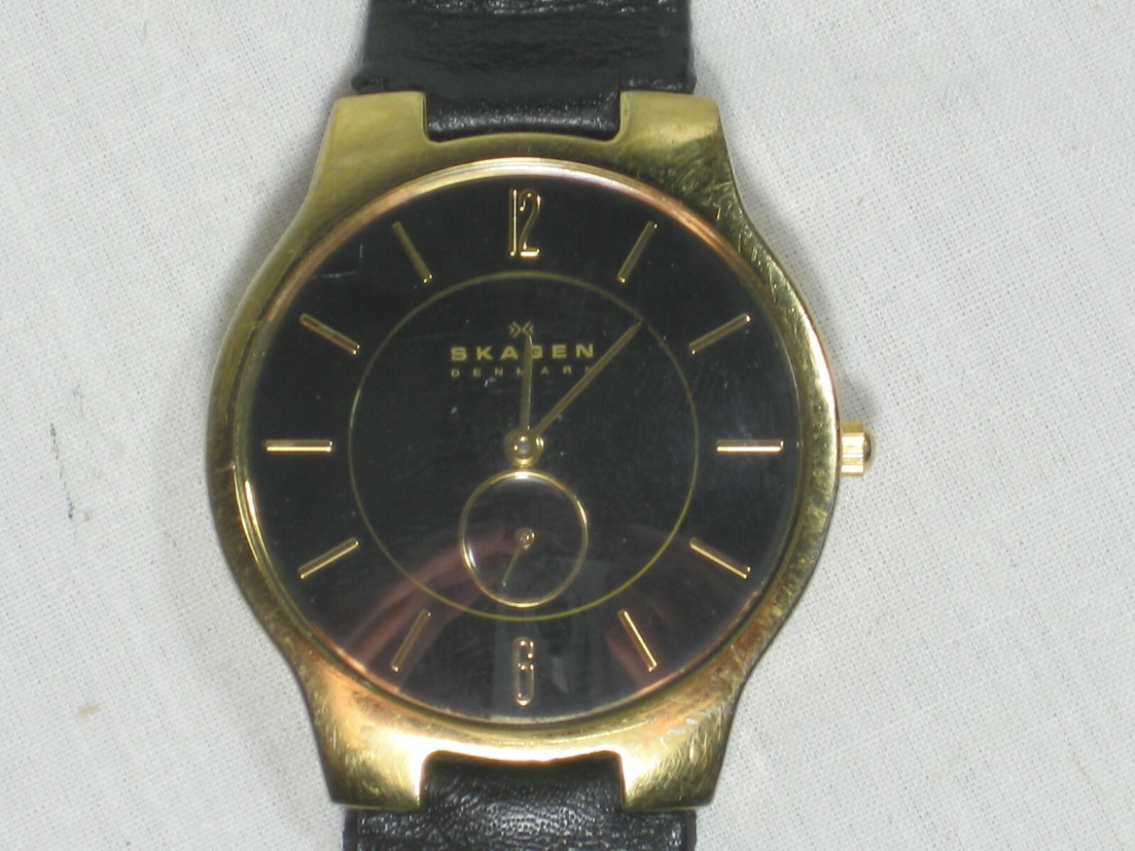 pre-owned SKAGEN Denmark 433LGLB wristwatch elegant black face gold trim *