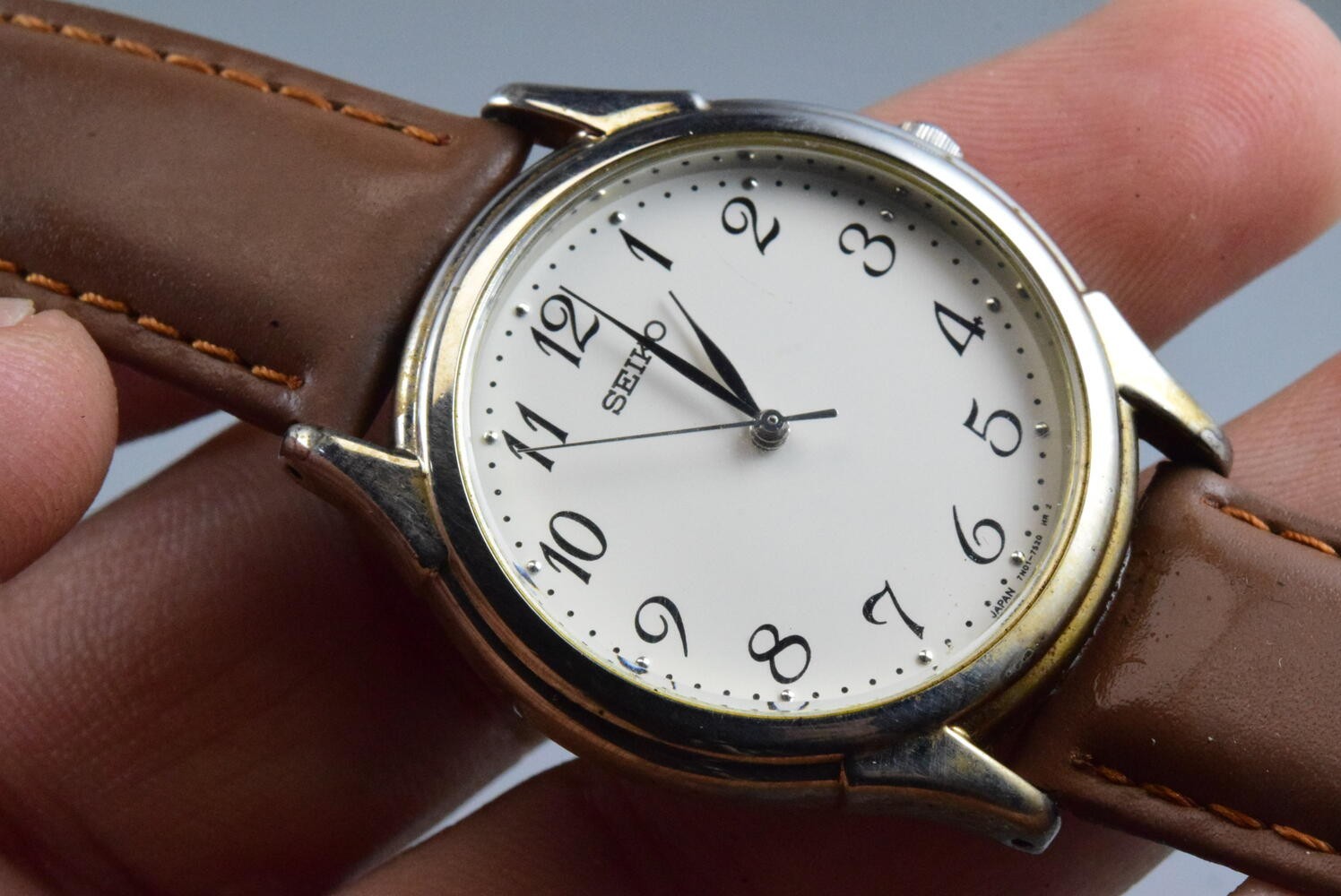 Vintage watch Seiko 7N01-7141 White Men Quartz Round 35mm