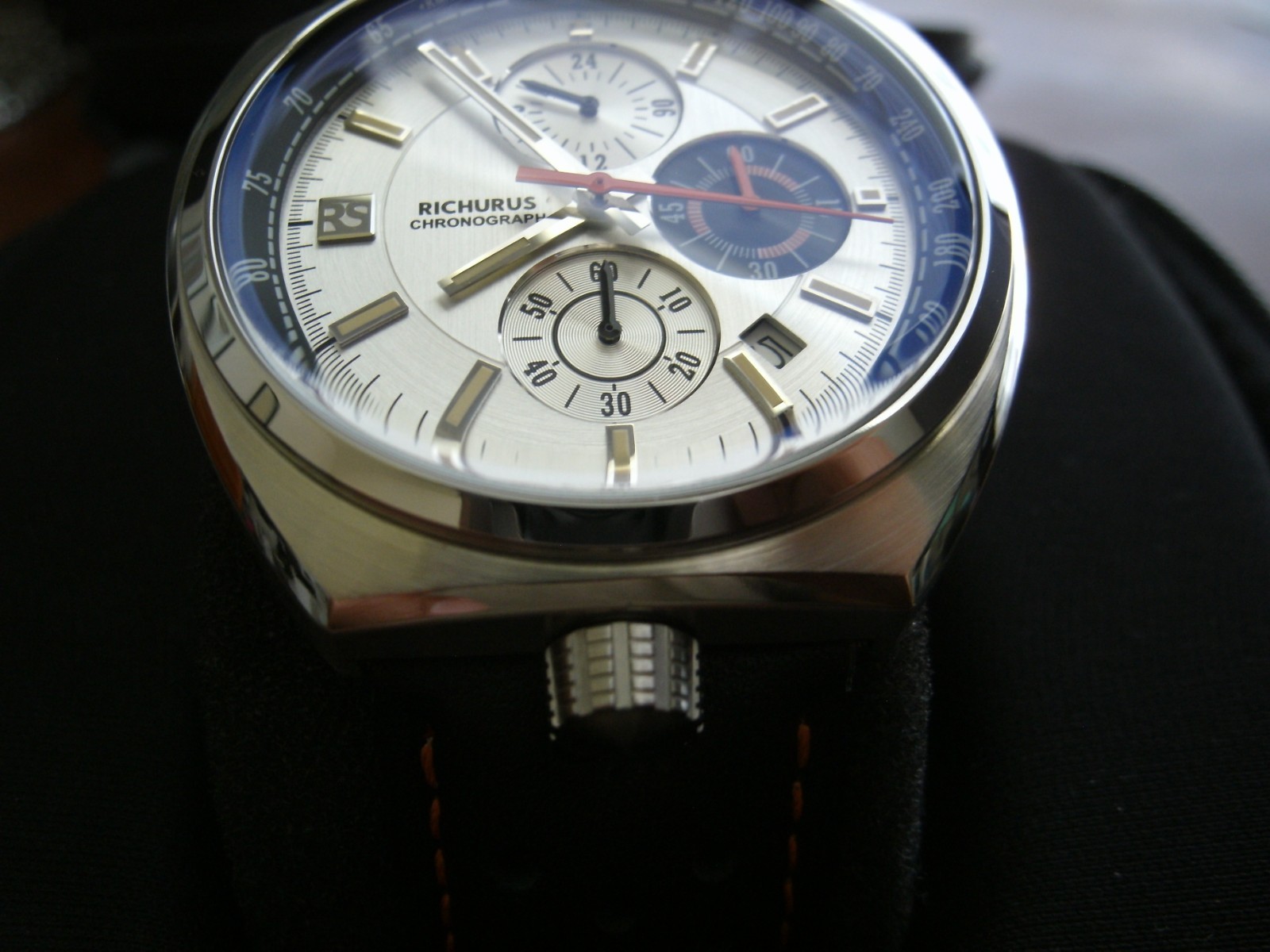 Richurus Bullhead watch working and keeping time. Silver dial.