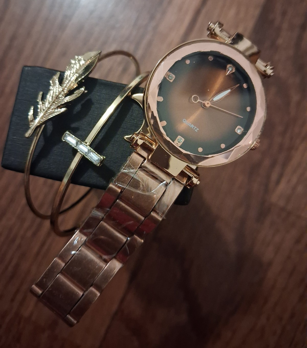 Women’s Quartz Analog Gold Tone Metal Bracelet Watch Black Dial 32mm Boxed
