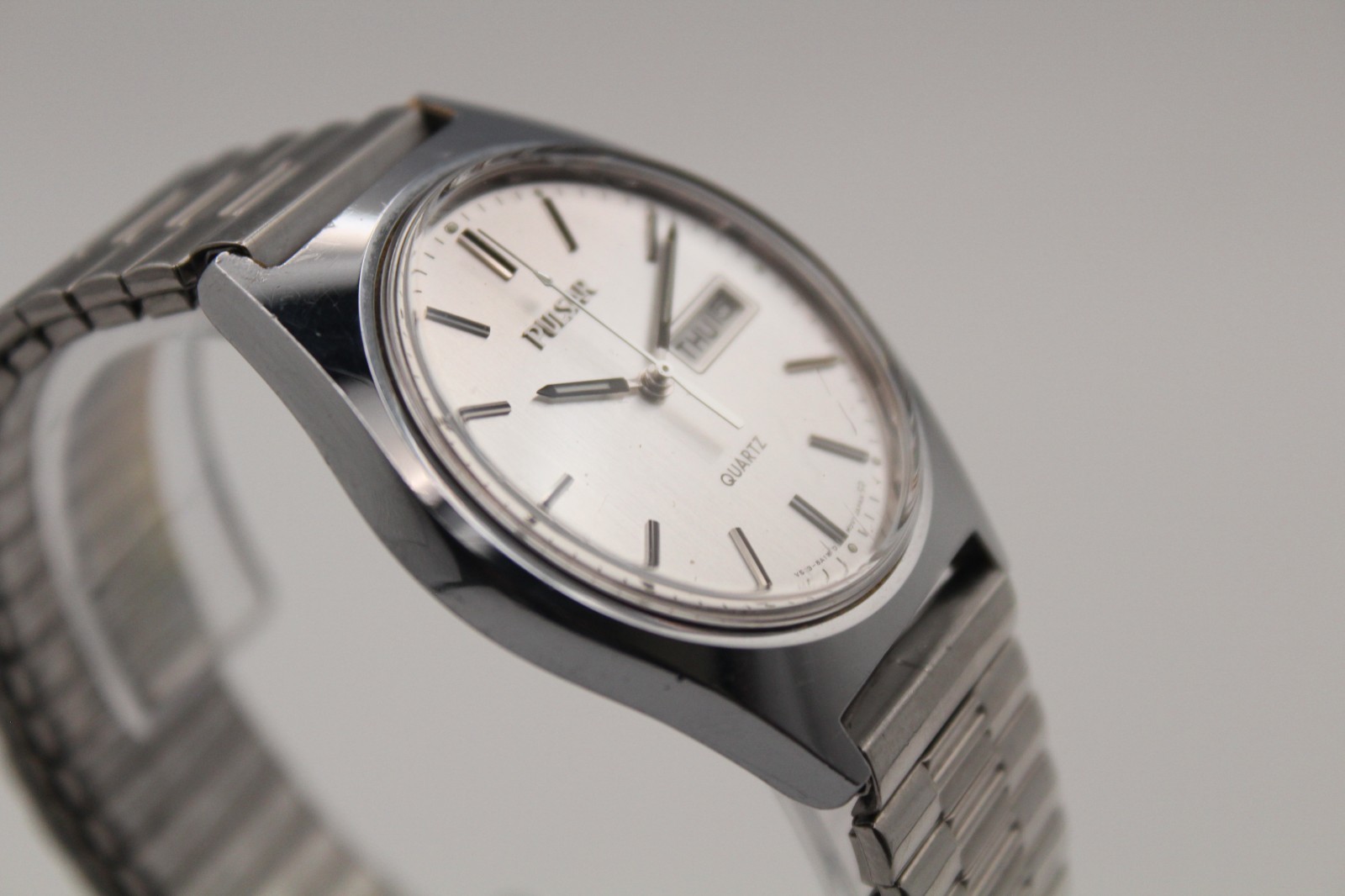 Vintage Pulsar Quartz Day-Date | Silver Sunburst Dial | V533-8480 | Runs Great |