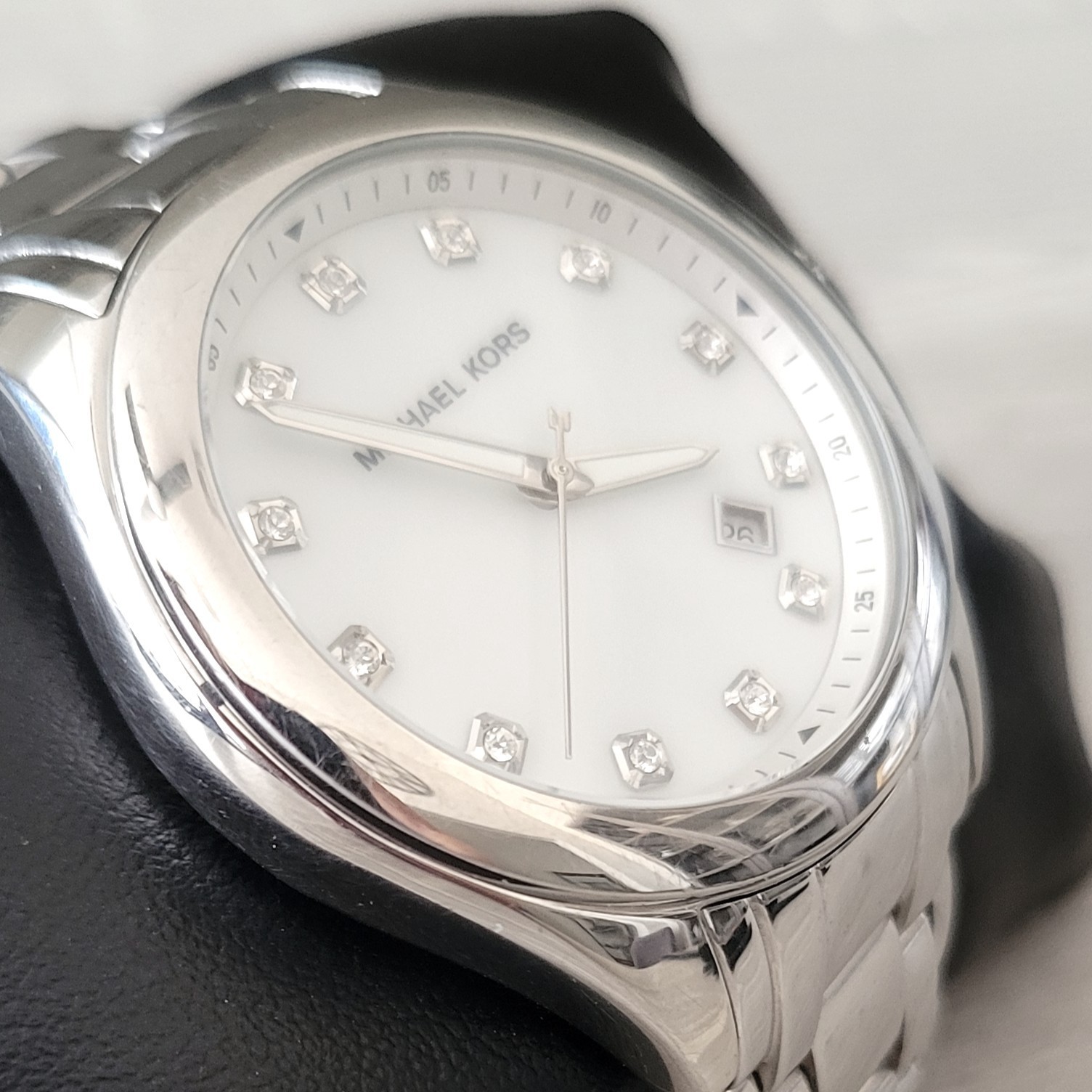 Michael Kors Womens Watch Large Silver Tone Round White Face w/ Date MK-5325 EUC