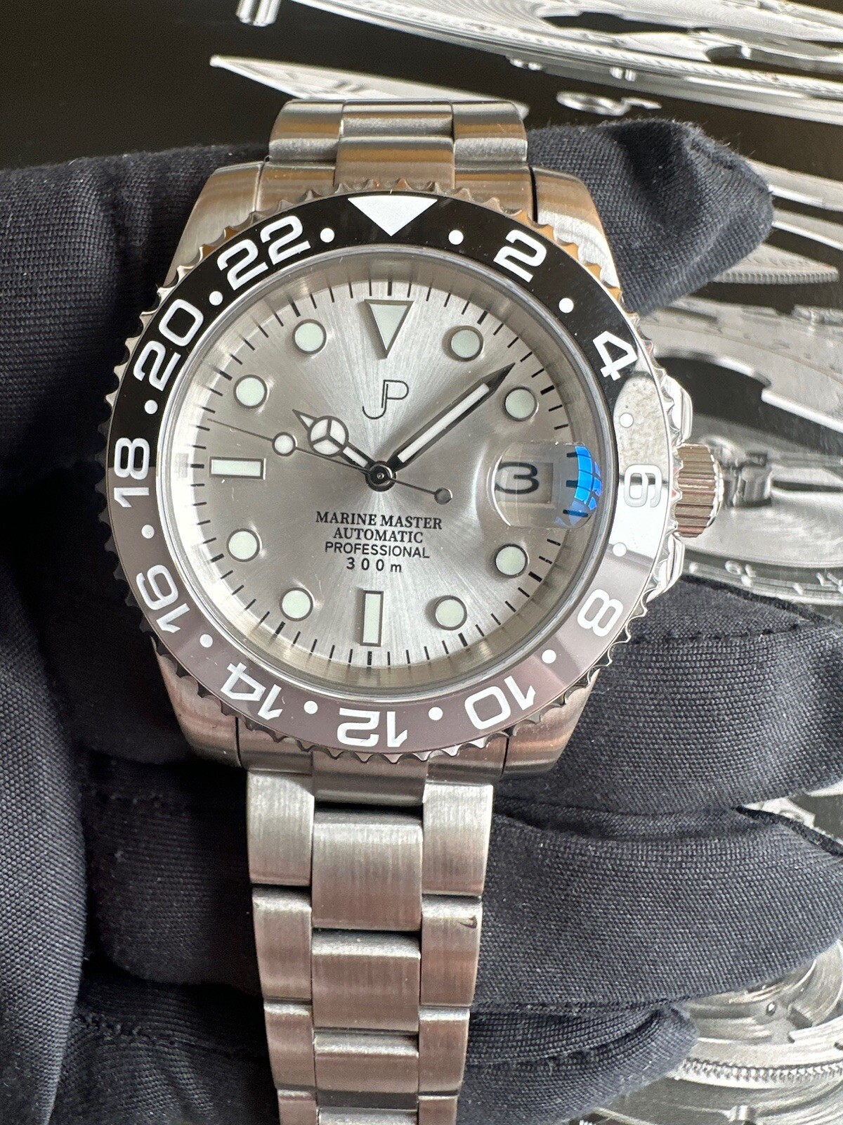 seiko nh35 JP custom 40m automatic White/silver Opaline Dial Black & Grey Bezel