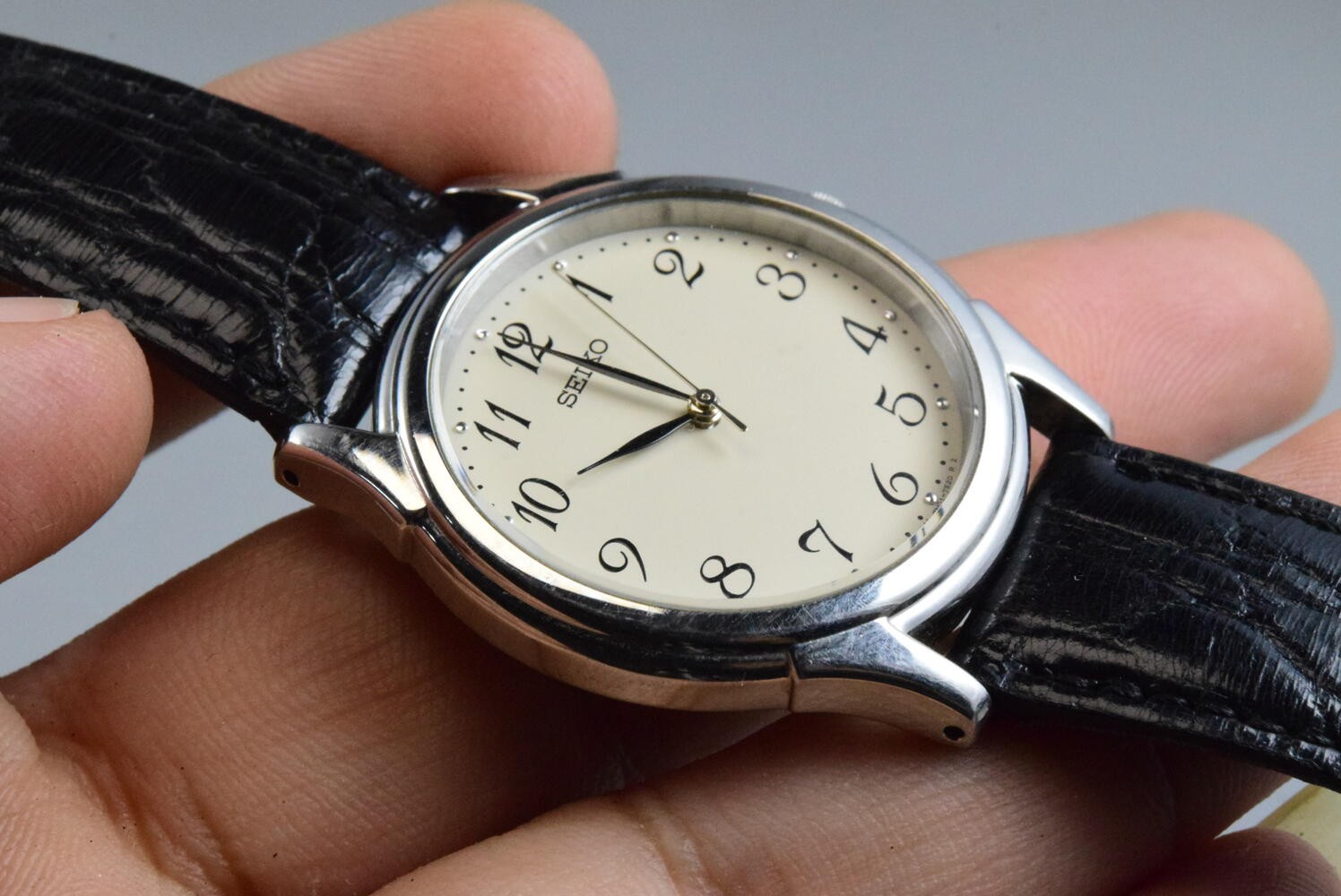 Vintage watch Seiko 7N01-7141 White Men Quartz Round 35mm