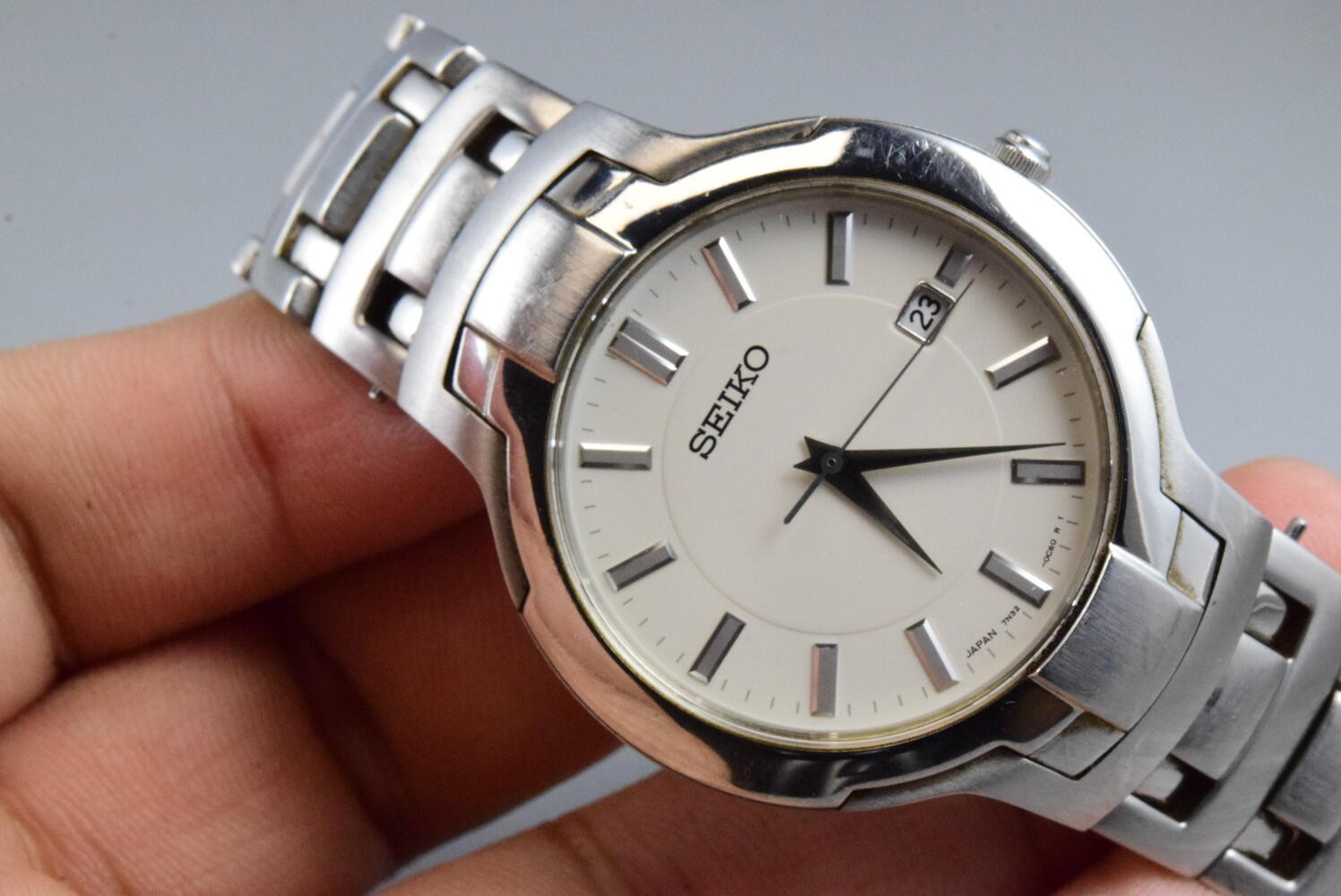 Vintage watch Seiko 7N23-0B40 White Men Quartz Round 37mm