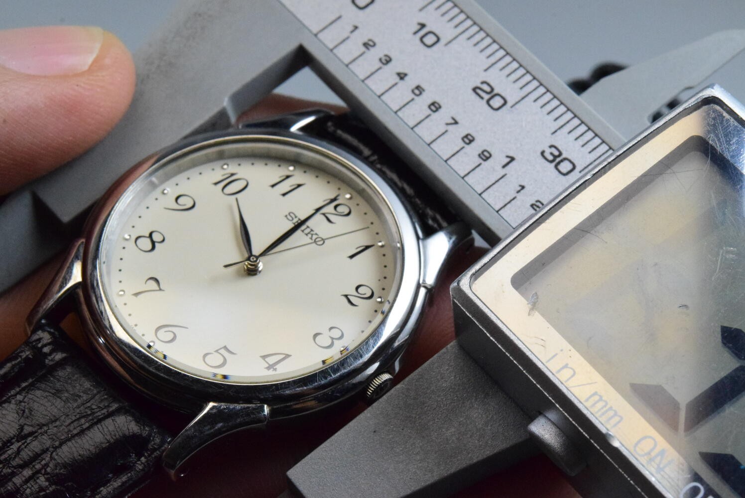 Vintage watch Seiko 7N01-7141 White Men Quartz Round 35mm