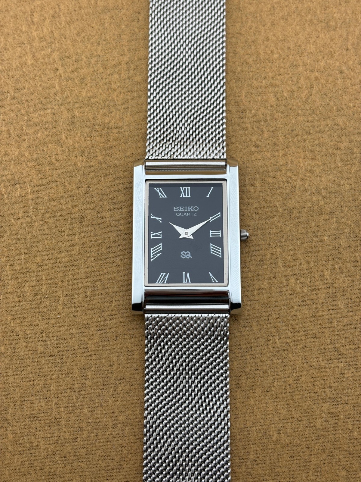 BLACK SILVER Vintage Seiko Slim Quartz Men’s Wristwatch