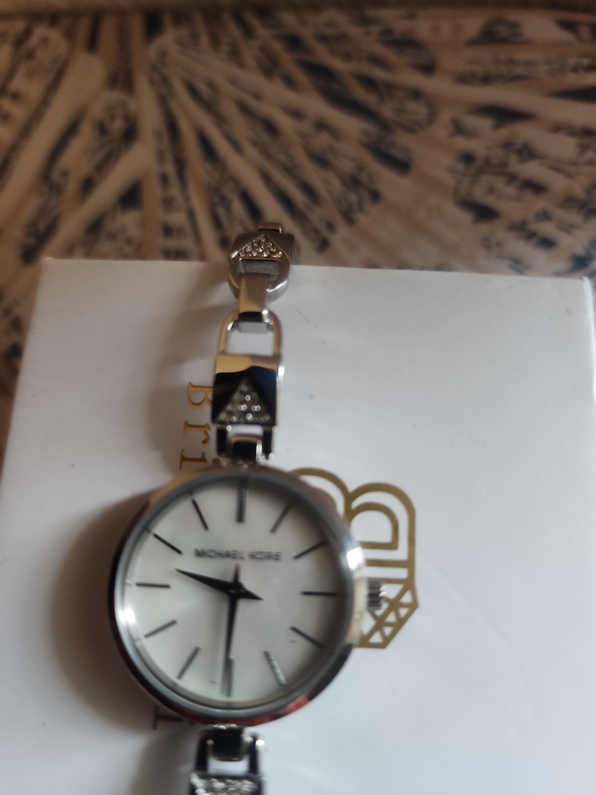 Beautiful Michael Kors Silver Tone Watch. EXCELLENT CONDITION needs battery.