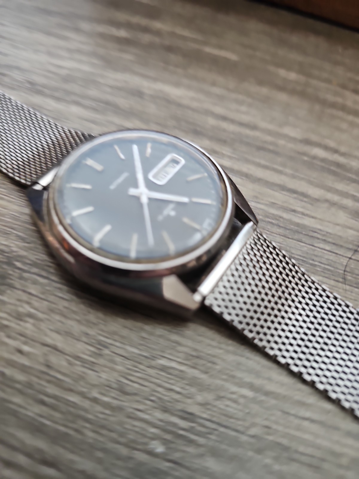 Vintage SEIKO Automatic Dark Gray Or Black DIAL DAY DATE WATCH RUN . Needs Batt
