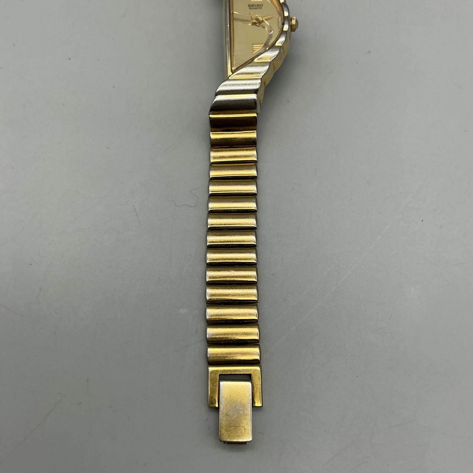 Seiko Half Moon 1F20-5D59 Women Watch 14mm Gold Tone Dial CRACKED CRYSTAL 6.25″