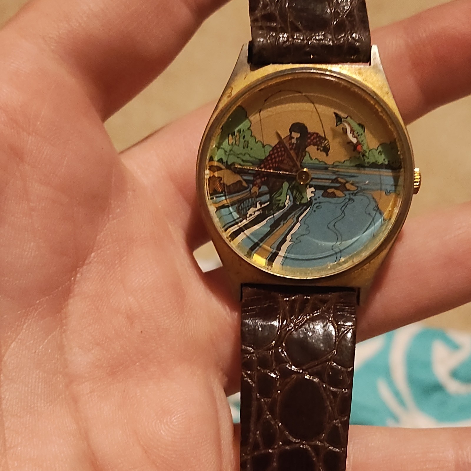 Analog Wristwatch Scenic Multicolor Dial Gold-Tone Case Brown Leather Strap