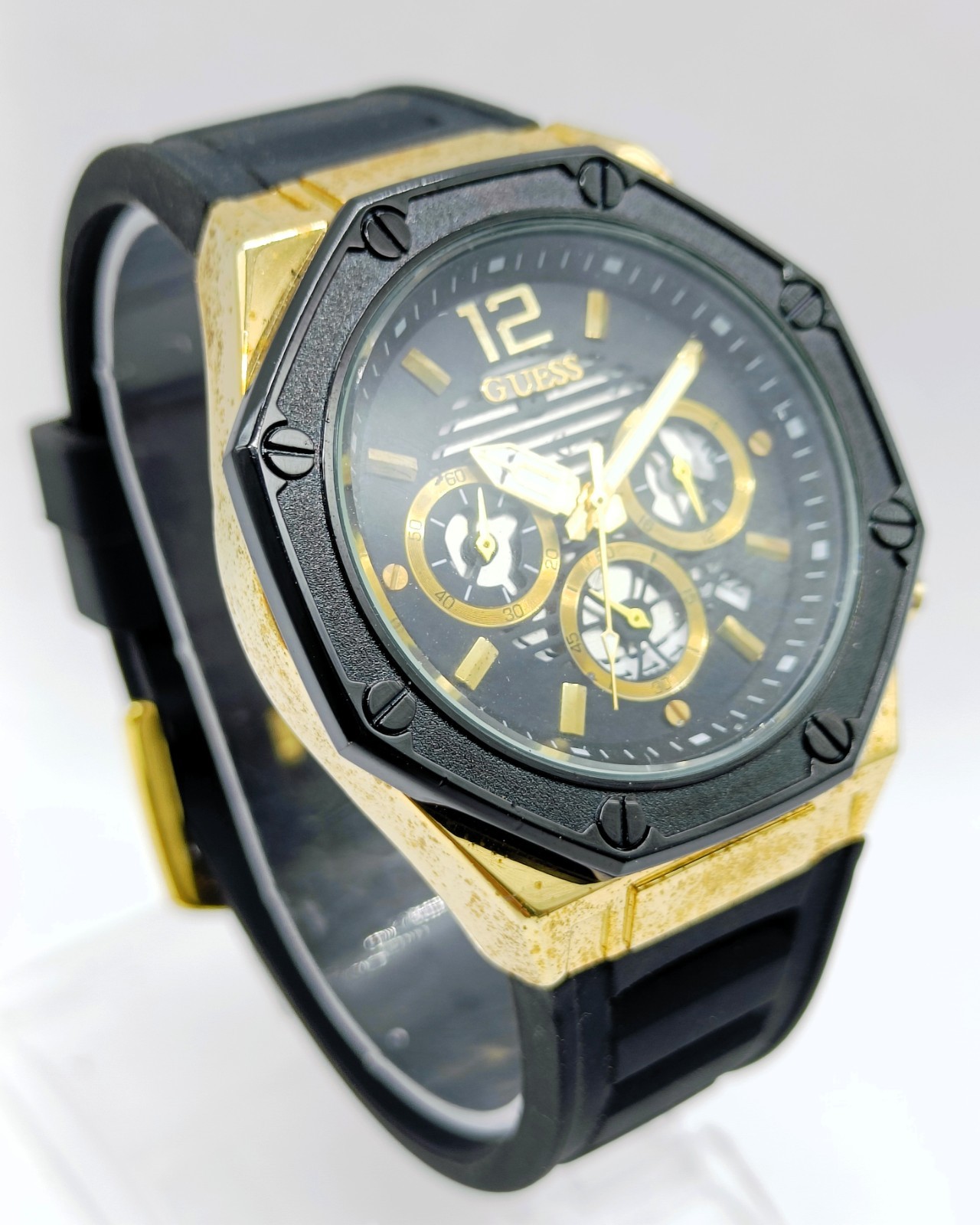 Awesome Guess Chronograph Date Indicator Quartz Analog Men’s Wrist Watch