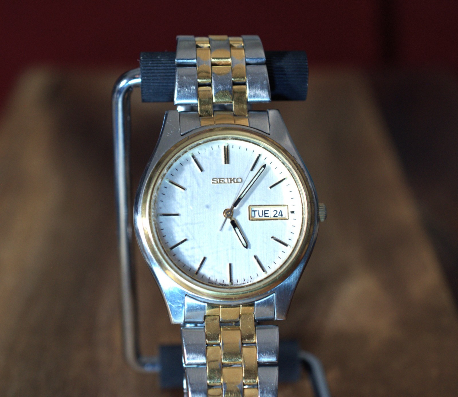 Seiko Mens Watch 37mm Silver Gold Tone – Day / Date – 7N43-9048