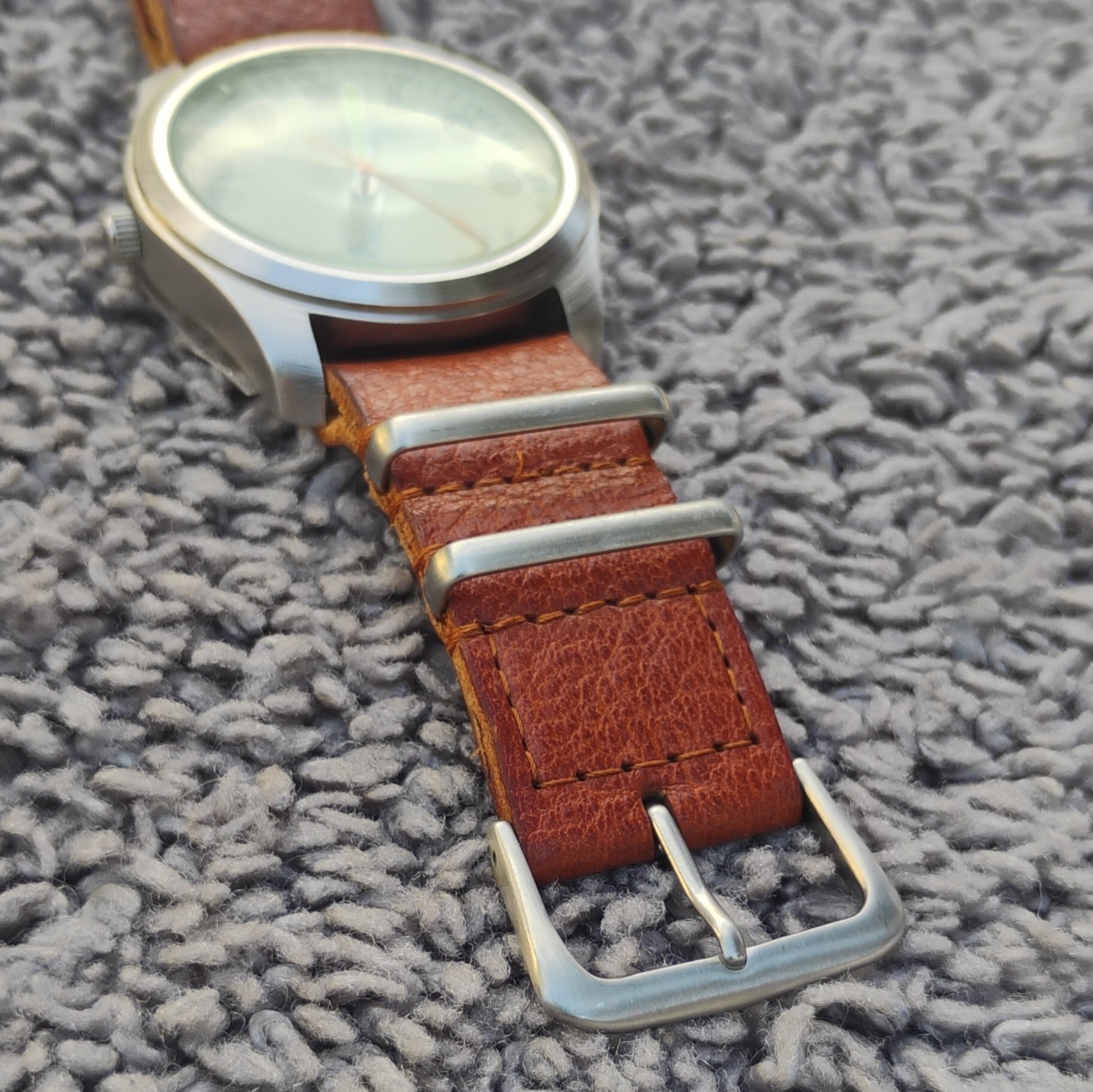 TOKYO BAY Quartz Analog Wristwatch Leather Strap Silver White Dial Missing Back