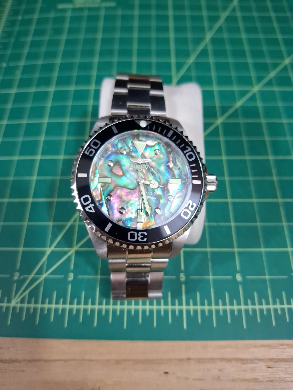 Invicta Pro Diver model 32927p8 Mother-of-Pearl Dial Quartz Men’s Wrist Watch