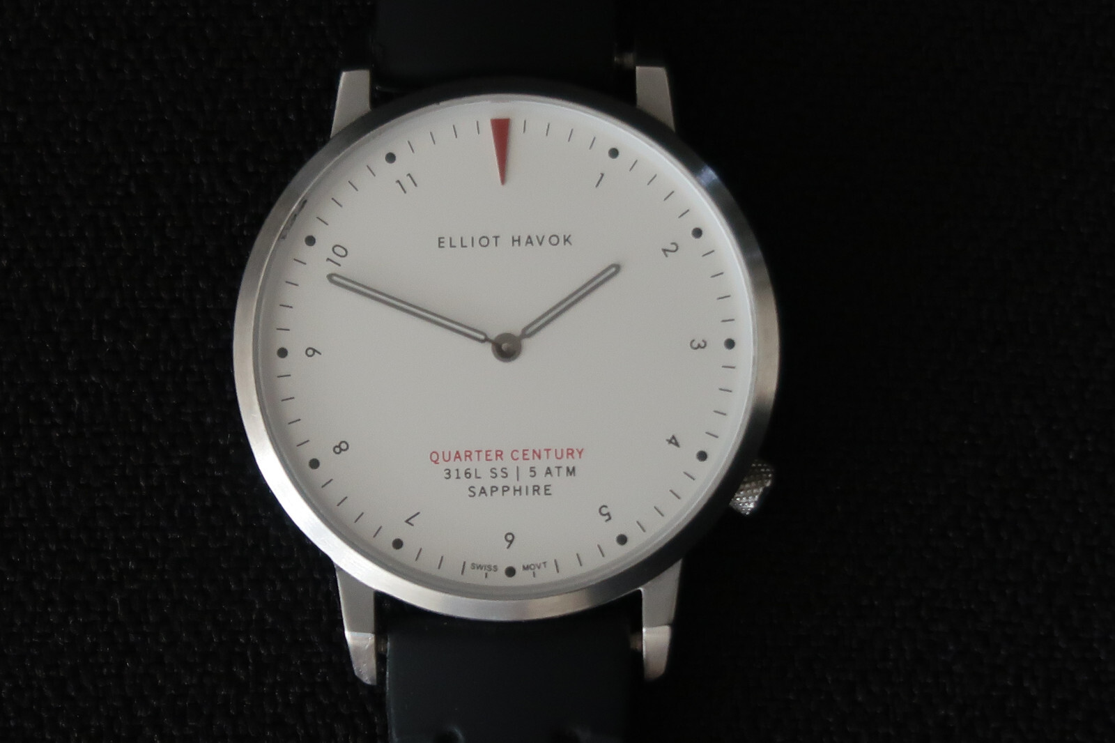 ELLIOT HAVOK WATCH QUARTER CENTURY GREY BLACK & RED DIAL A SWITZERLAND CLASSIC