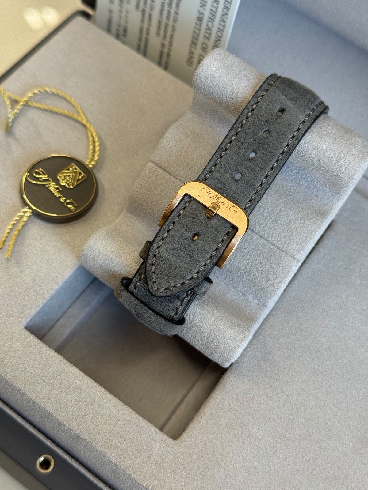 H.Moser & Cie. Endeavour Centre Seconds 5/2026 Vantablack Red Gold Watch