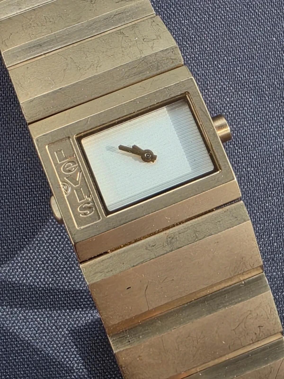Retro y2k levis futuristic gold watch