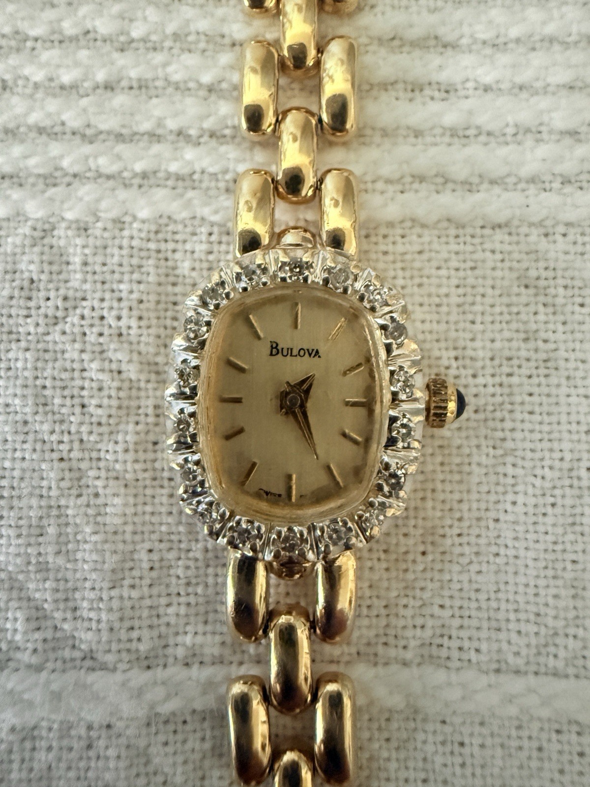 Vintage 1995 Bulova Ladies Solid 14K Gold Diamond Oval Quartz Watch 14g