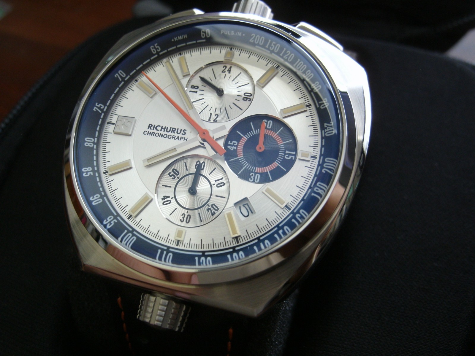 Richurus Bullhead watch working and keeping time. Silver dial.