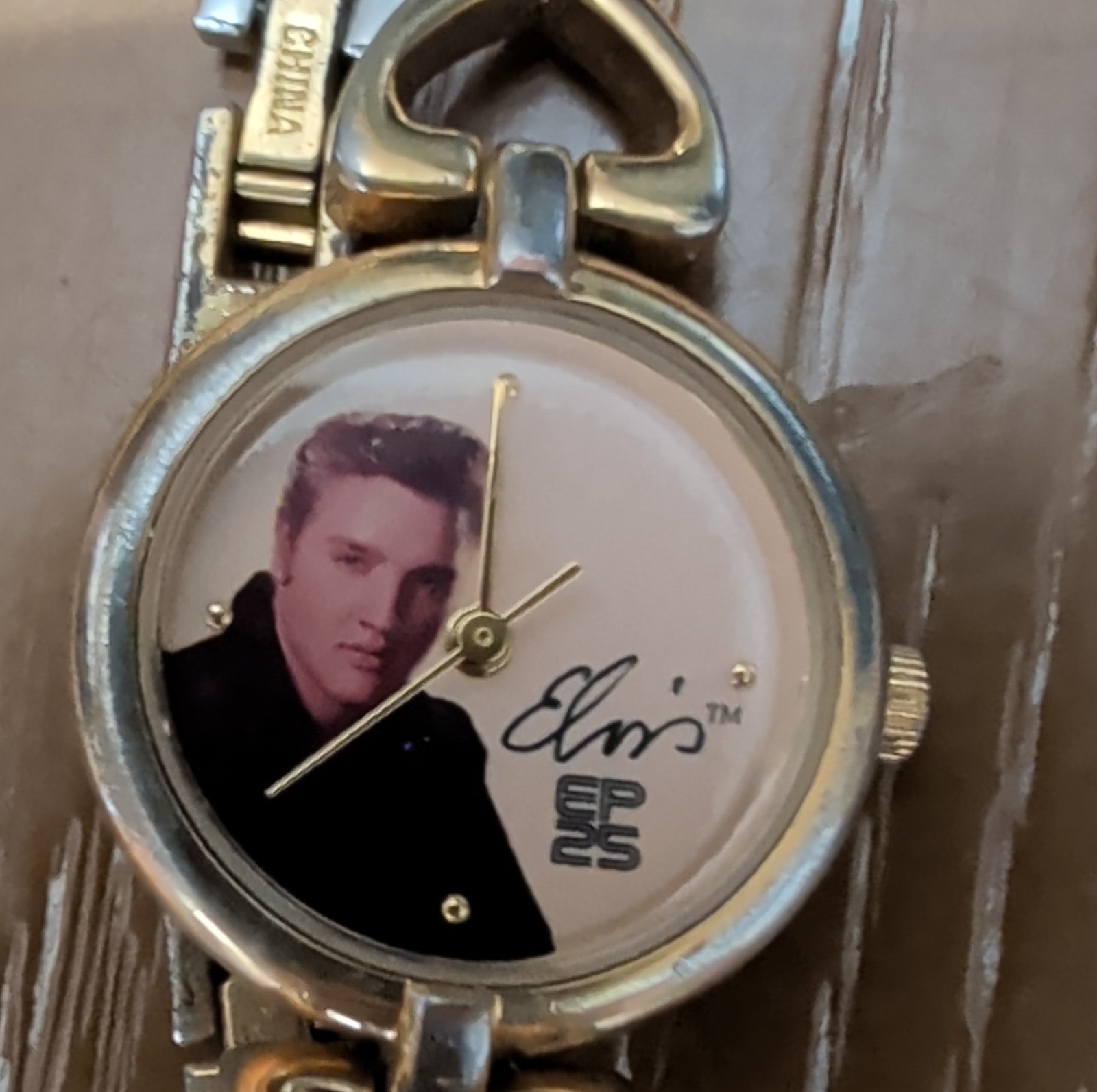 valdawn gold metal bracelet wristwatch celebrity theme analog display
