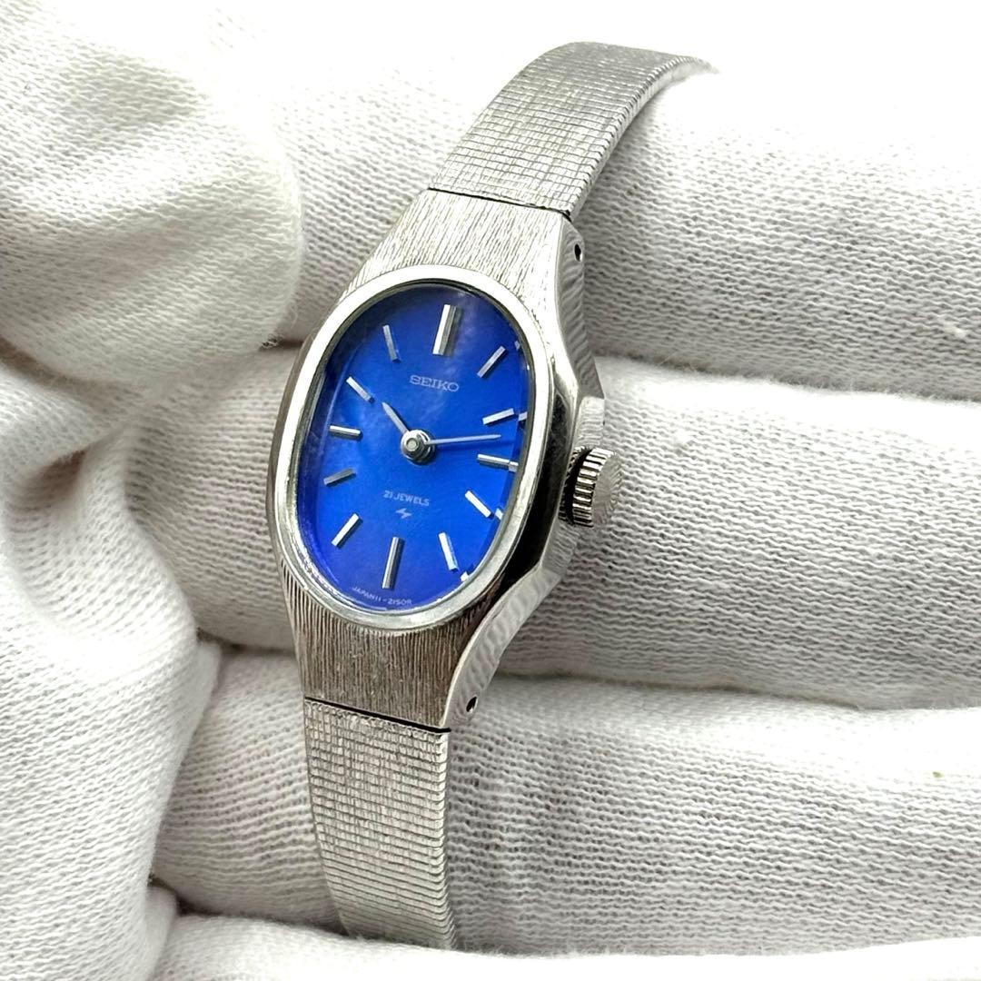 Excellent condition, fully functional, Seiko hand-wound watch with bracelet, blu