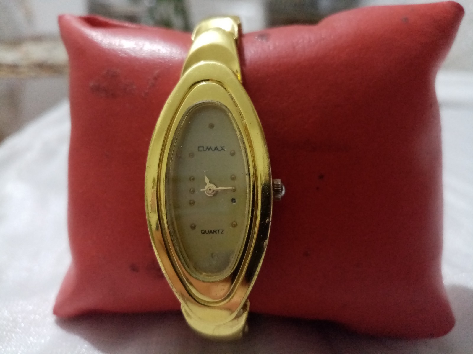 Vintage OMAX Ladies Gold Tone Quartz Watch Oval Face Working Stainless Back