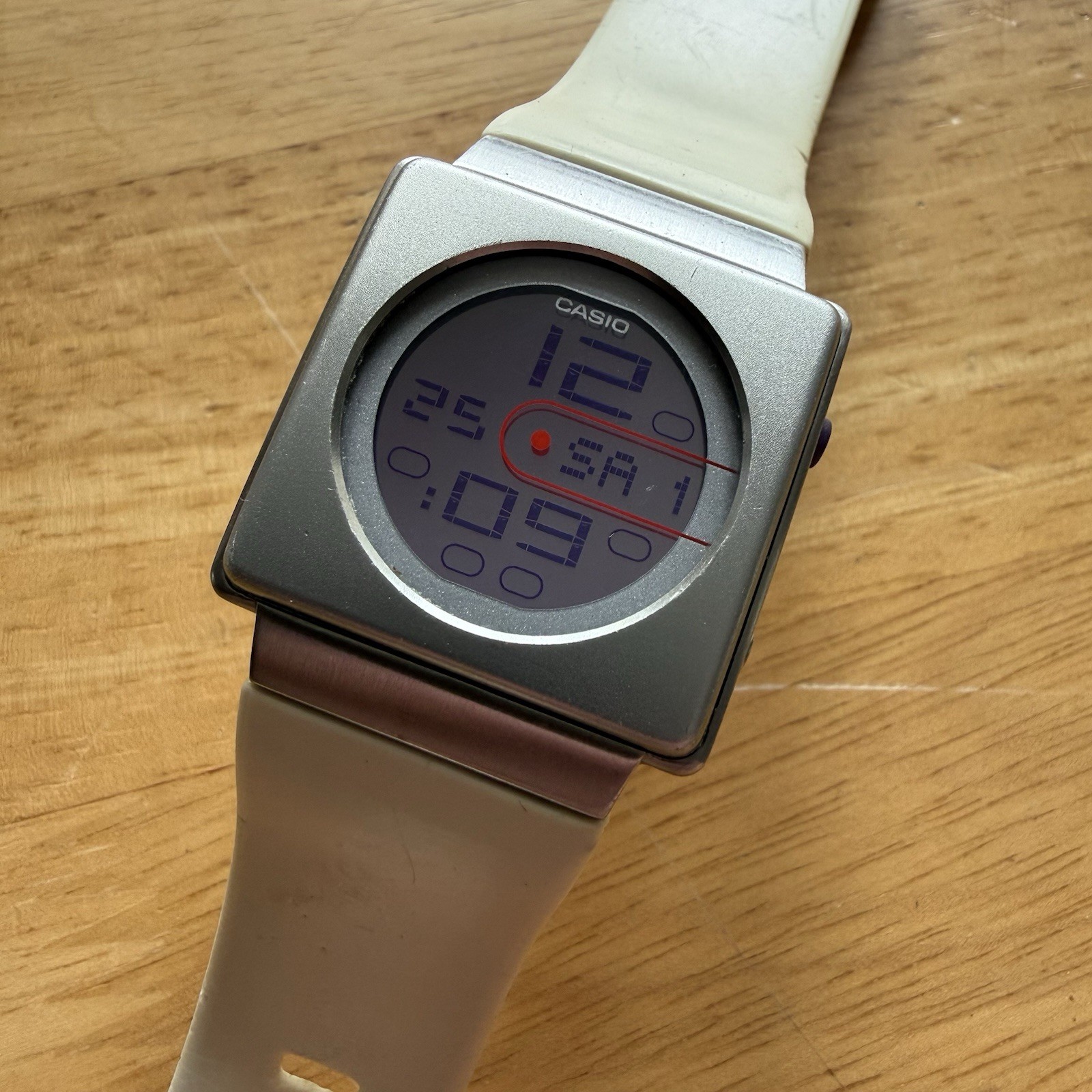 Vintage Casio Futurist LA-2001 Men’s Digital Sports Watch Y2K – **READ**