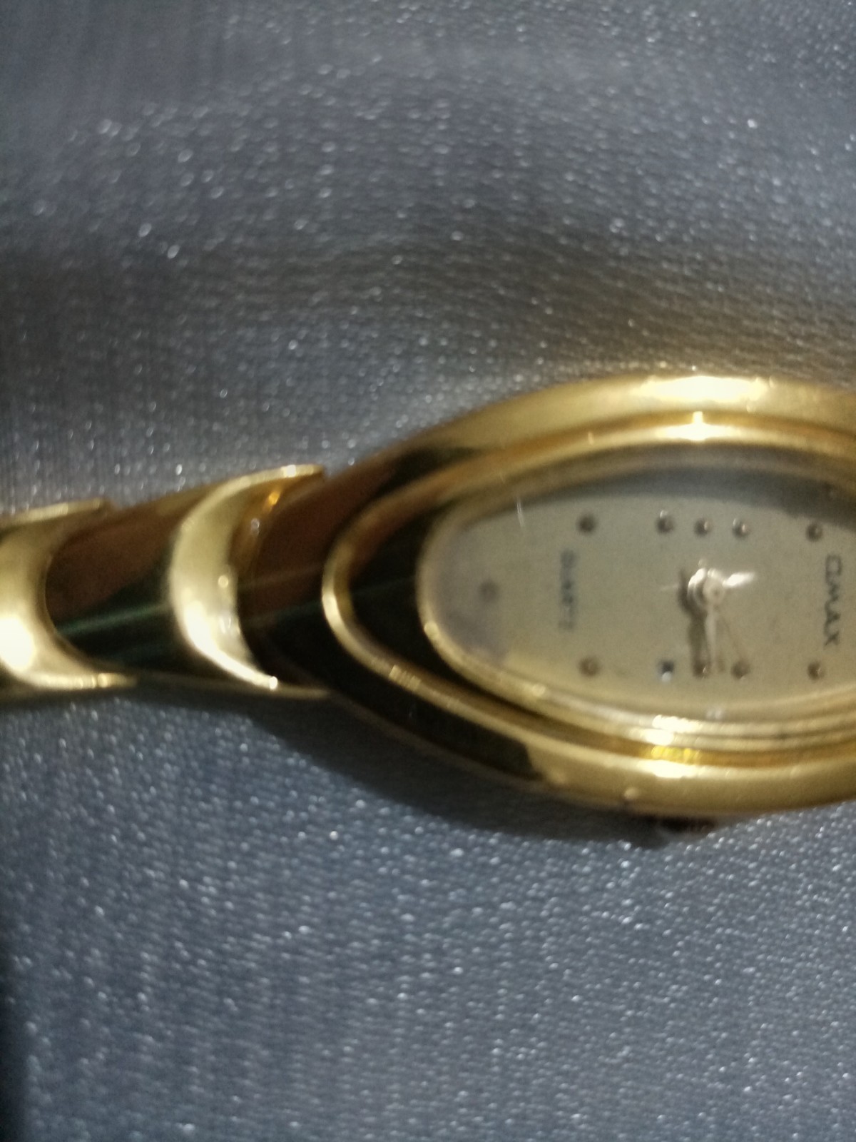 Vintage OMAX Ladies Gold Tone Quartz Watch Oval Face Working Stainless Back