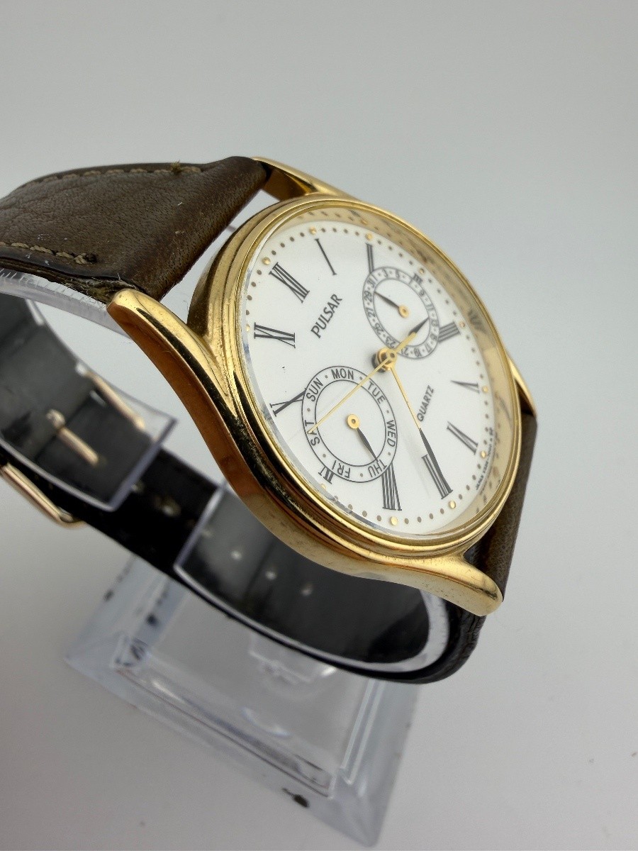 Vintage Pulsar V356-7000 Day Date Quartz Wristwatch 32.1mm Gold Tone