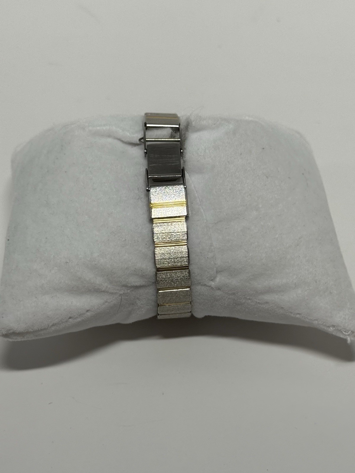 Vtg Seiko Quartz Two Toned Women Watch 2E20-5039 13mm Japan Silver Not Tested