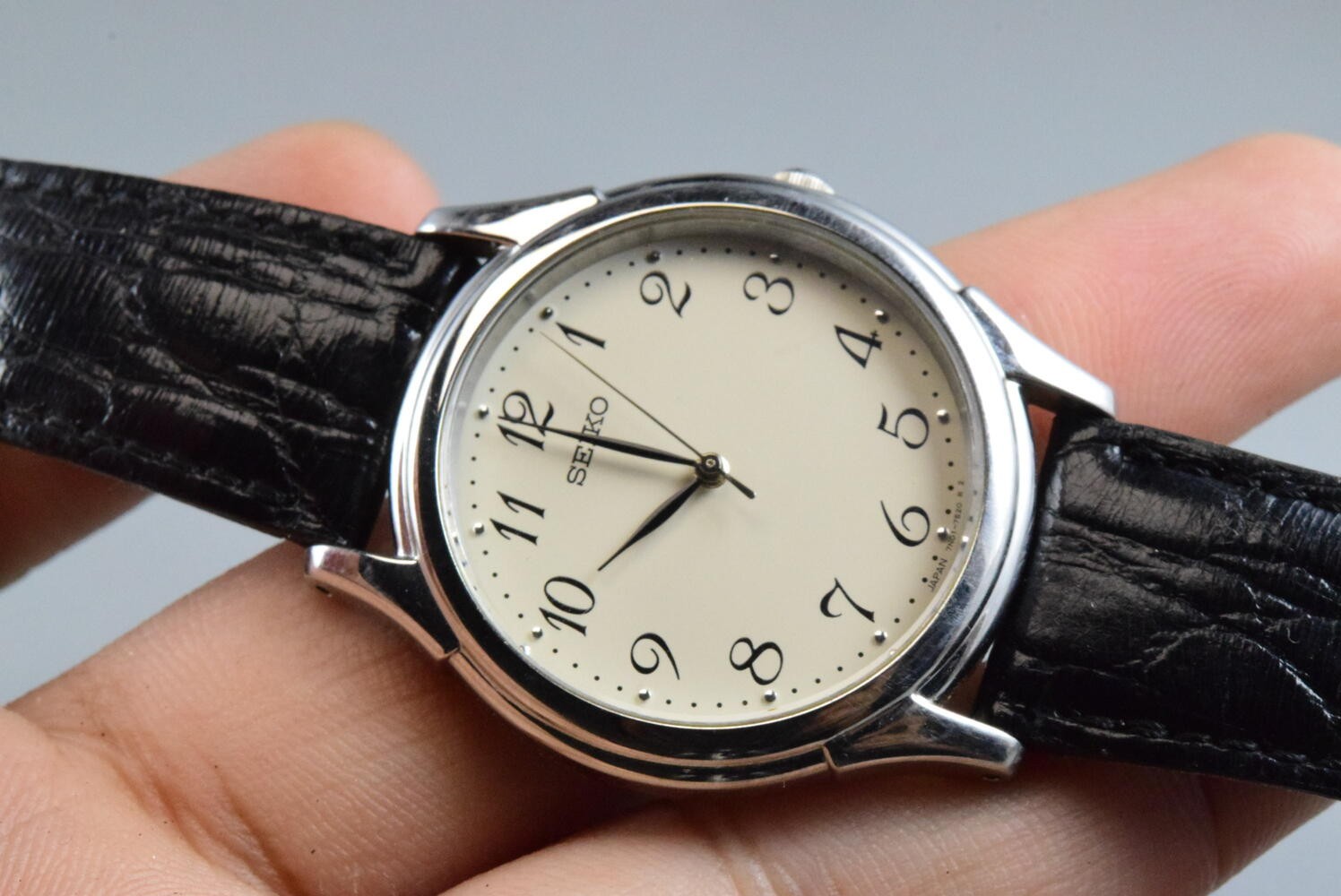 Vintage watch Seiko 7N01-7141 White Men Quartz Round 35mm