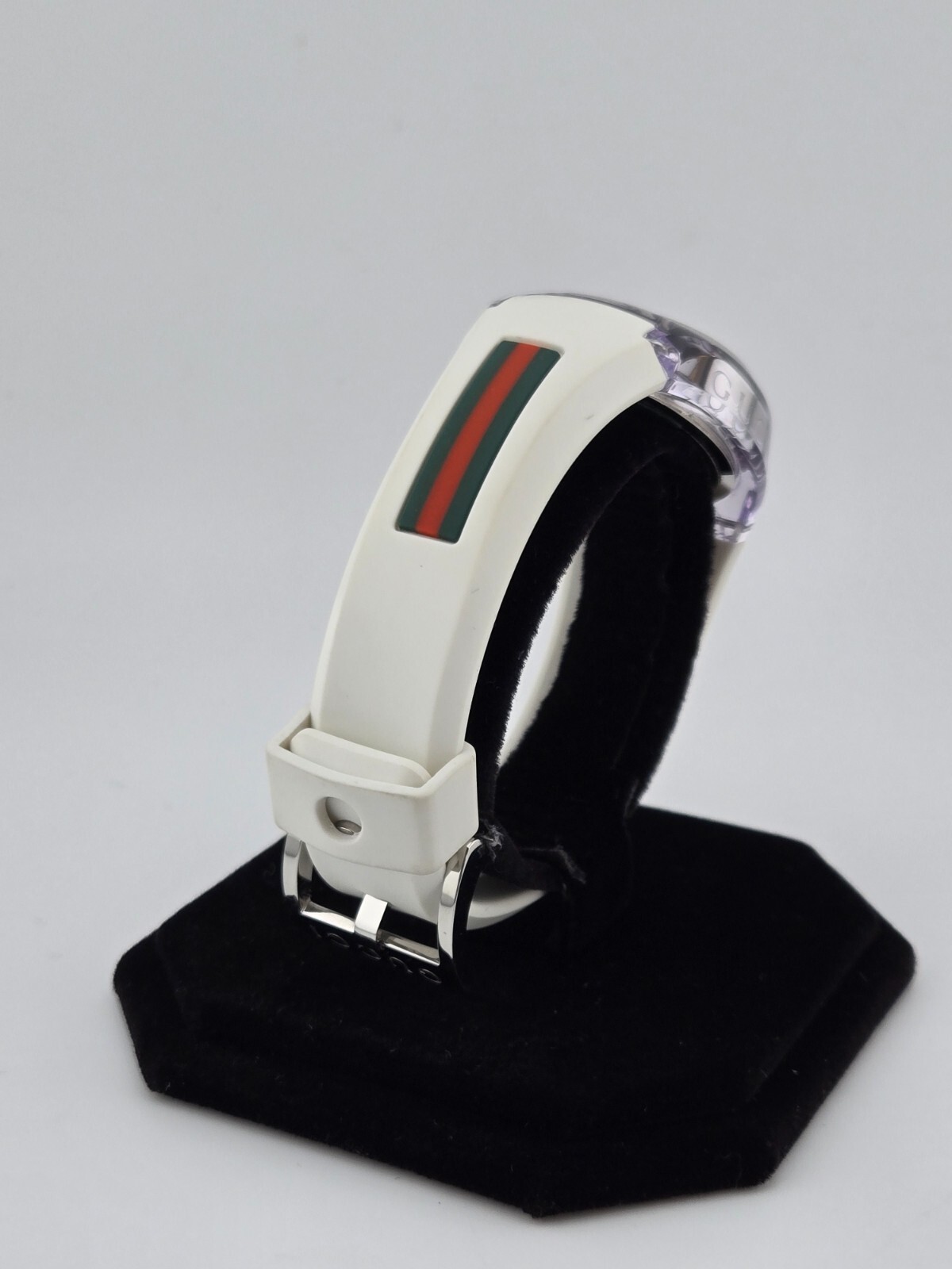 Gucci Sync L Women’s White Rubber Strap Quartz Watch – YA137302 ($670 MSRP)
